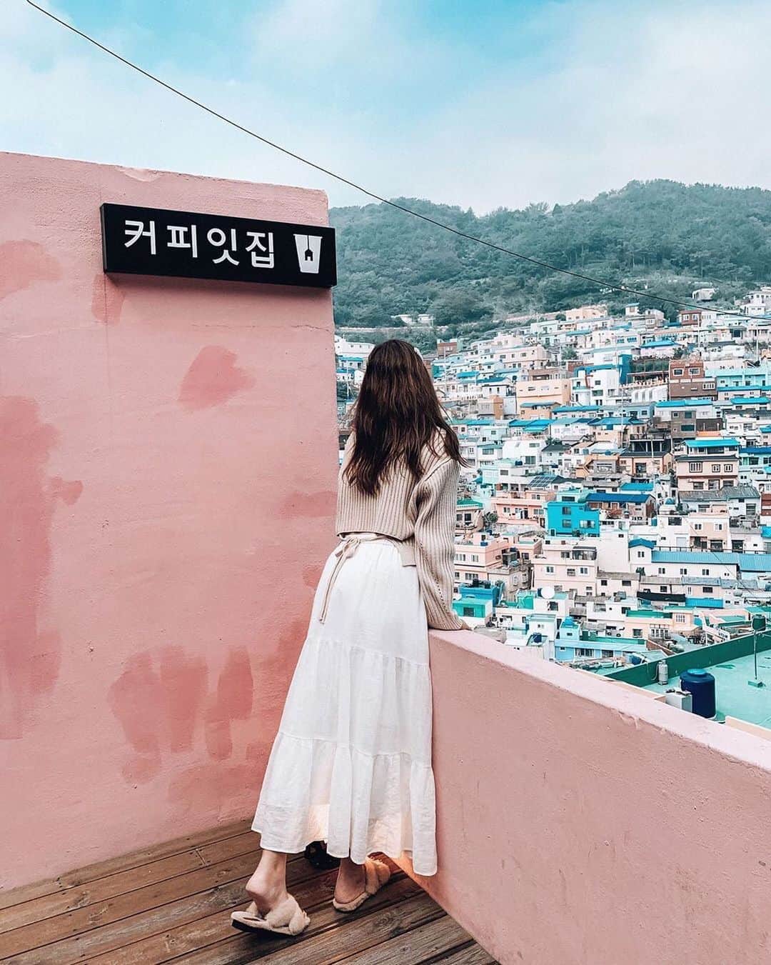 タビジョのインスタグラム：「こんばんは😊 本日の「#タビジョ」はこちら💕 ＊＊＊＊＊＊ 📸@__maa.stagram__ さん 🚩韓国・プサン「Coffee It house﻿」 Ｂｕｓａｎ Ｃａｆｅ꙳✫ . 韓国のマチュピチュを 見渡すことができるcafeからの景色☺︎ 甘川文化村はこの山肌に建つ カラフルな家屋以外にも 壁画やフォトスポットが沢山。 釜山にいくなら絶対に行って欲しい 観光スポット❦❦ ＊＊＊＊＊＊ とても眺めの良いカフェですね✨ 最近のホットスポット✨訪れるタビジョ急上昇中🥰 ＊＊＊＊＊＊ 【タビジョレポーター募集】 あなたのとっておきのウエディングをレポートしませんか👰 詳細は@tabi_jyo TOPページからチェック✨ ＊＊＊＊＊＊ @tabi_jyo #タビジョ #タビジョと繋がりたい」