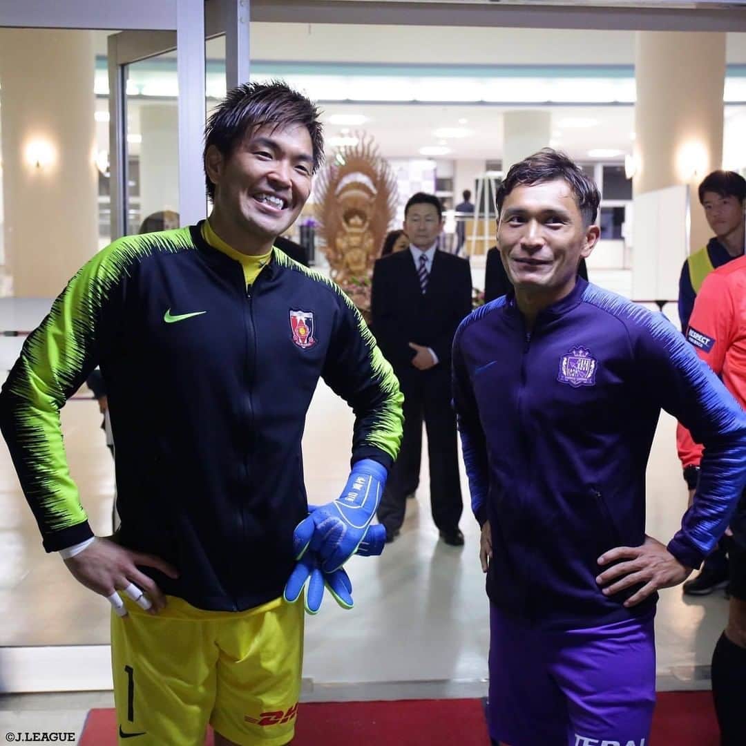 のインスタグラム：「かつて #サンフレッチェ広島 で﻿ クラブを2度のリーグ優勝に導いた2人が再会‼️﻿ ﻿ 【Ｊリーグ時差スタグラム📸】﻿ ﻿ ﻿ #Ｊリーグ ﻿ #jleague﻿ ﻿ #sanfrecce #💜 #🐻﻿ #青山敏弘﻿ #urawareds #♦️﻿ #西川周作﻿ ﻿ #instagood #ナイスショット﻿ #笑顔 #ニコニコ #smile﻿ #サッカー #soccer﻿ #football #⚽️﻿ #時差スタグラム #時差投稿 ﻿ #オフショット﻿ #offshot #📸」