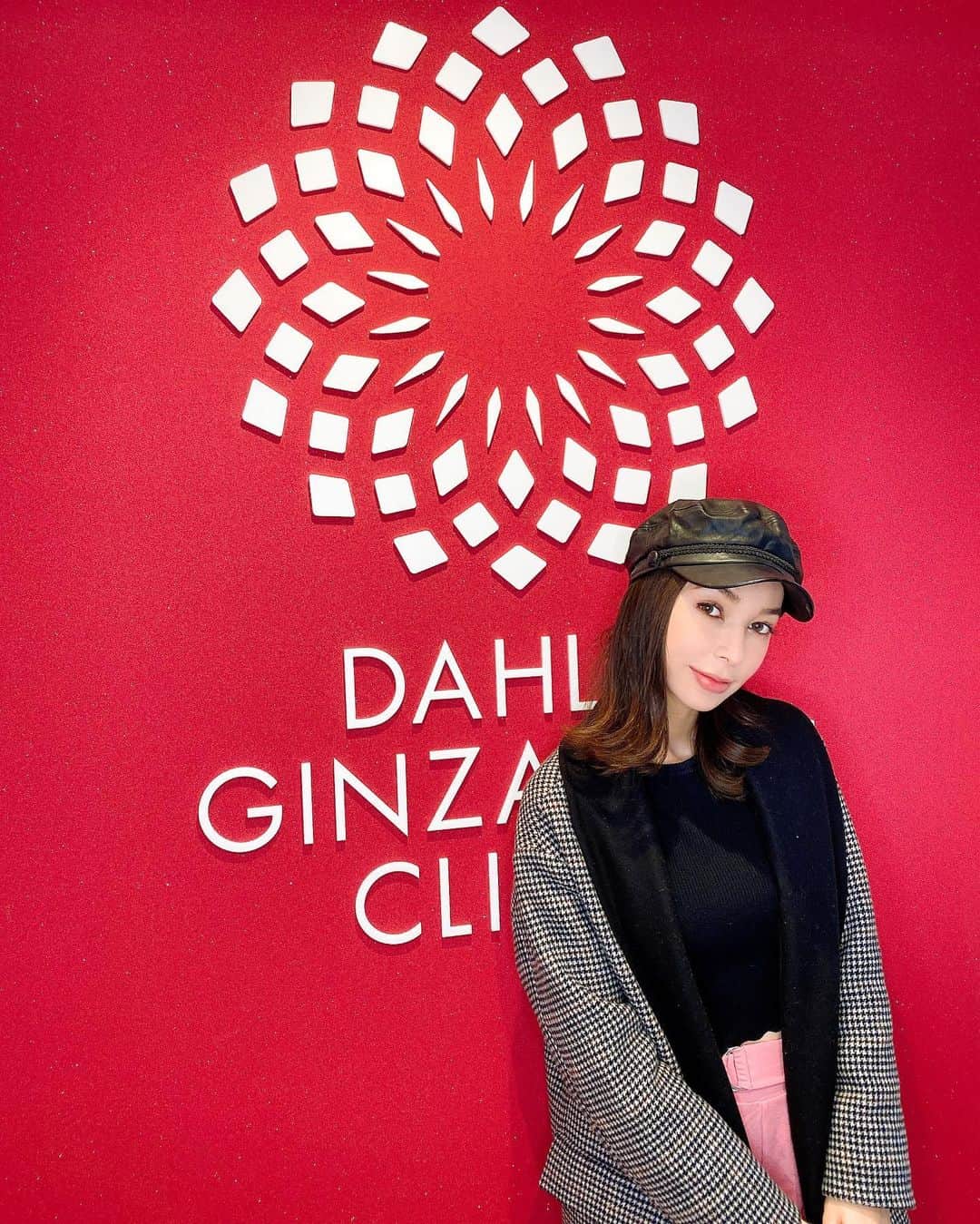 のインスタグラム：「ダリア銀座スキンクリニックで トリニティプラスを受けてきました😌 美白効果にプラス、毛穴ケアやリフトアップにも 効果があるの！ 完全予約制で、カウンセリングからアフターフォローまで 丁寧にやって頂きました！🙏♥️ 次回楽しみです😊 . . . @dahliagsc . #ダリア銀座スキンクリニック #明日香ママ #美容皮膚科 #注射 #シワ対策 #小顔効果 #美容 #皮膚科 #スキンケア #美容医療 #サーマクール #ウルセラ #ヒアルロン酸 #美容点滴 #ハイフ #hifu #ピーリング #美容皮膚科 #肌ケア #美肌ケア #美容好き」
