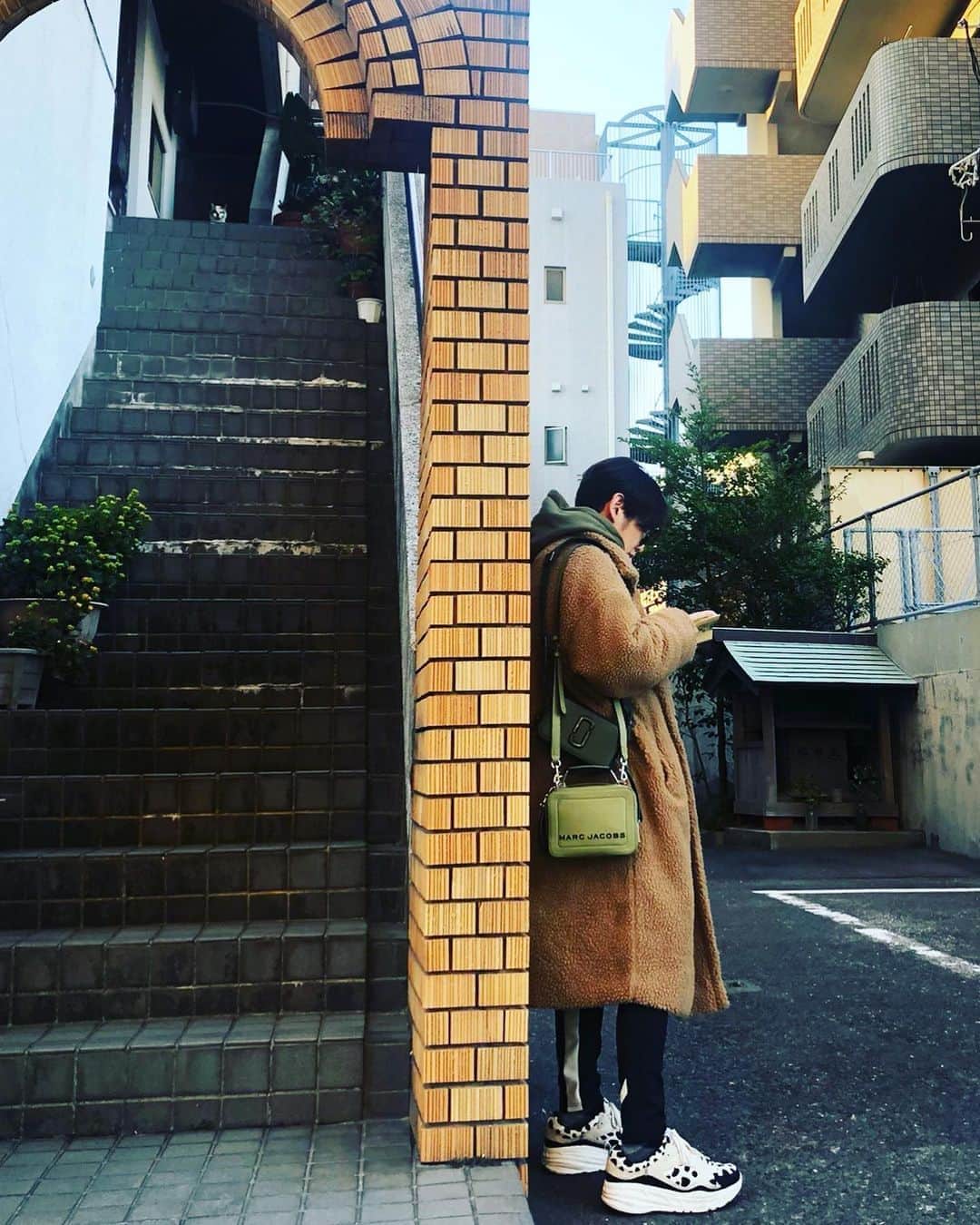 ミッチーのインスタグラム：「待ち合わせで先に着いたので﻿ 読書始めたら没頭していたようで、、 ずっと隠し撮りされてたことに気づかず笑﻿ ﻿ そして、このお気に入りのあったかくて激かわなボアロングコート！！﻿ この後メリさん(母親)にとられました笑 今度もう1つげとらなければ笑﻿ ﻿ LONG COAT: @junkymood  SHOES: @uggjapan x @atmos_tokyo BAG: @marcjacobs」