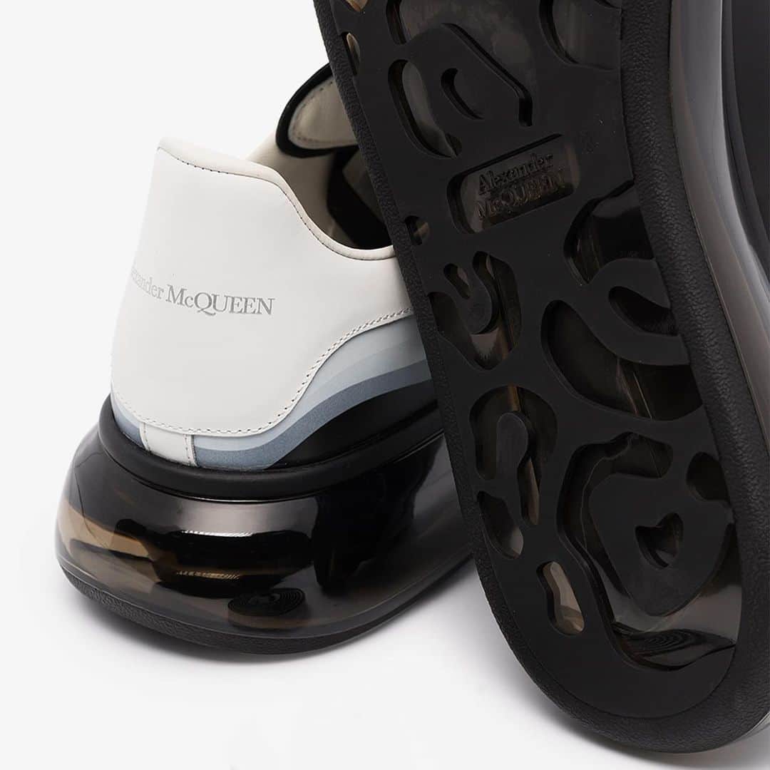 HYPEBEASTさんのインスタグラム写真 - (HYPEBEASTInstagram)「@hypebeastkicks: @alexandermcqueen has returned with an updated take on its Oversized Sneaker. Employing a black leather base, the heel of the new iteration comes in white leather, with the ankle collar doused in a 3D print design featuring various blue hues that overlap one another. Finishing off the look is a thick and chunky transparent sole that runs throughout the entirety of the sneaker. Pick up a pair today from @brownsfashion for $690 USD.⁠⠀ Photo: Browns」1月23日 18時28分 - hypebeast