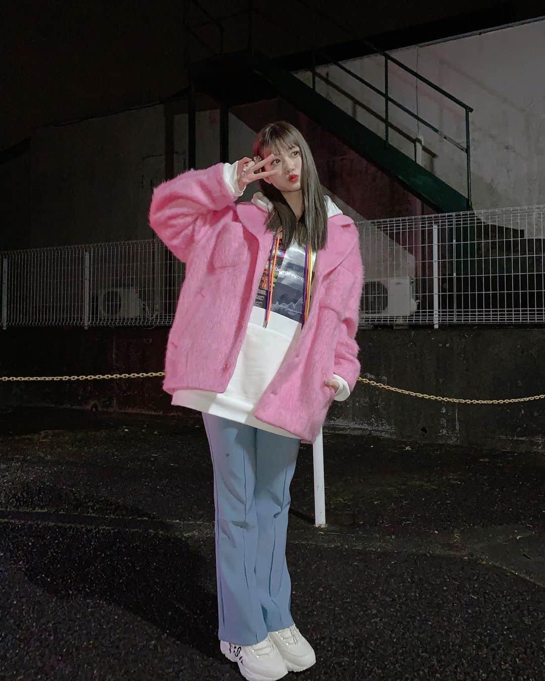 生見愛瑠さんのインスタグラム写真 - (生見愛瑠Instagram)「最近好きなピンク 👼🏻💗👼🏻💗👼🏻💗 （よく見るとピースできてな~い #お楽しみni」1月23日 18時39分 - meru_nukumi