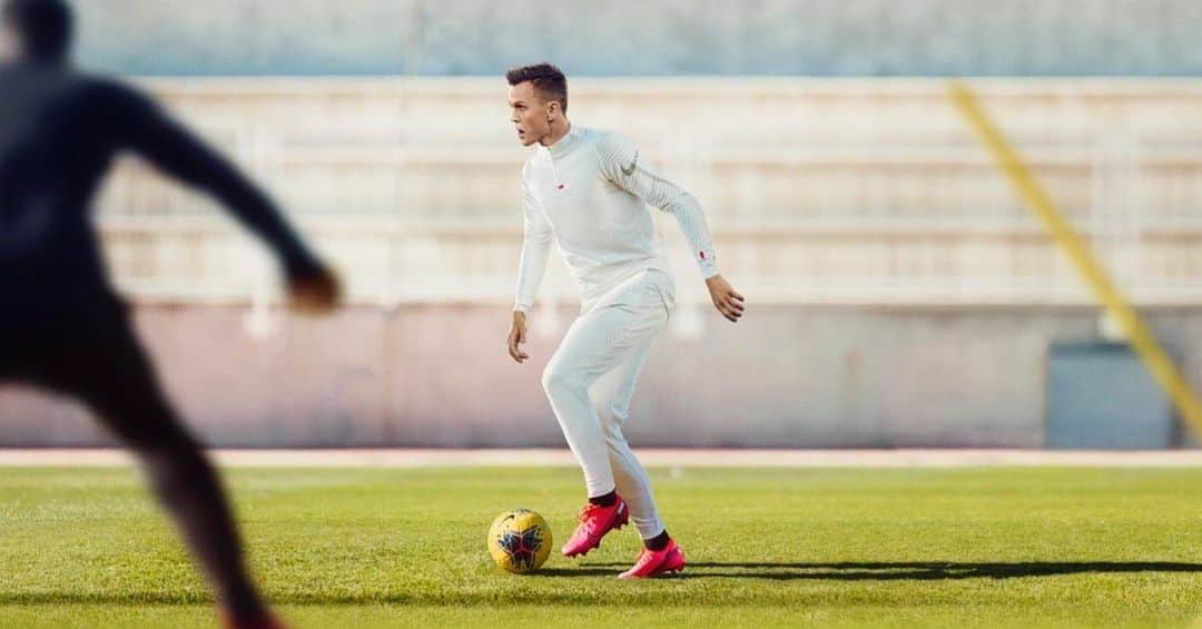 デニス・チェリシェフのインスタグラム：「Новое слово в тренировочной экипировке от Nike. Удобно как никогда раньше. NextGen Vapor knit уже в продаже. Ну а бутсы… Слов нет 😍😍😍 Скорее бы сыграть в них!  #nikefootball #mercurial」