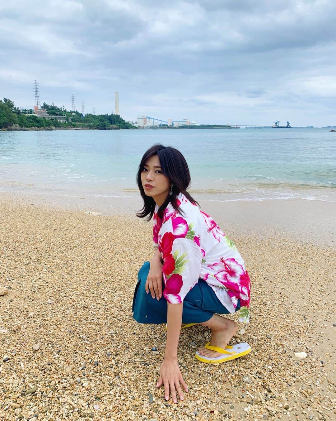 わちみなみのインスタグラム：「私が訪れたとき沖縄は雨、曇りが多かったですが、﻿ かりゆしを着て気持ちは晴れ☀️？笑﻿ で無事収録終えました😊😊✨﻿ ﻿ ﻿ テラスハウス東京編全部見ちゃったから﻿ いままでのも見はじめた😂✨﻿ クィアアイより先にテラハを一気見🥺﻿ ﻿ リアルな感じのする作品に最近ハマってる😊﻿ 嫉妬とか緊張とか微妙な表情が﻿ おもしろいね..﻿ 覗き見目線ならではの味わえるものですかね？！﻿ ﻿ #かりゆし﻿ #県庁の人﻿ #しに上等 #でーじかわいい  #テラスハウス 笑」