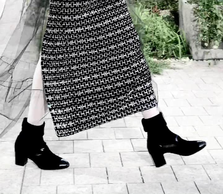 カロリーヌ・ド・メグレのインスタグラム：「Yup these are sock-shoes 💘 #chanelhautecouture」