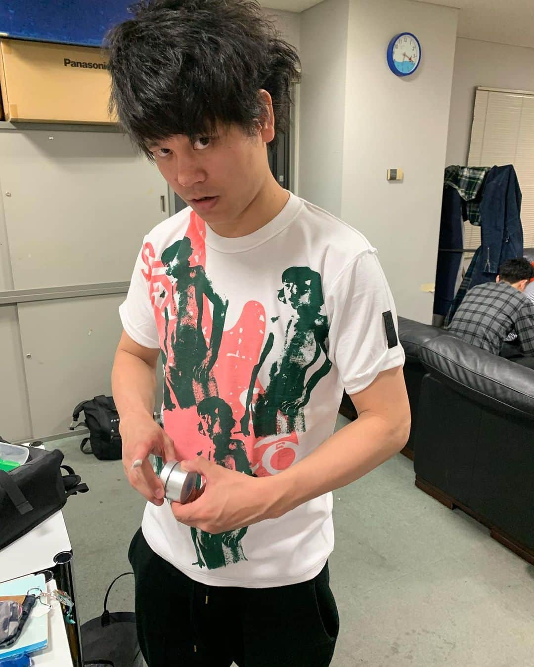 池田真一のインスタグラム：「今年もタグに誕生日プレゼント！ セディショナリーズのGUITAR BOYと X-RAY SPEXのTシャツ！ どちらも激シブ！！！！」