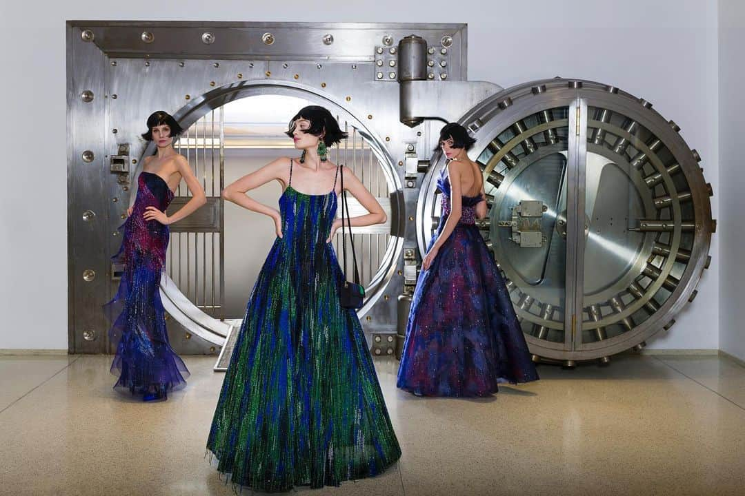 Armani Officialさんのインスタグラム写真 - (Armani OfficialInstagram)「A selection of #GiorgioArmaniPrivé looks from the SS20 Haute Couture collection: intricately embroidered jewel toned gowns, precious enough to be at home in a vault #PFW Credits: @stefanoguindani @sgpitalia  Models: @katiaandre_ @agnesezogla @diana_targa」1月23日 18時42分 - emporioarmani