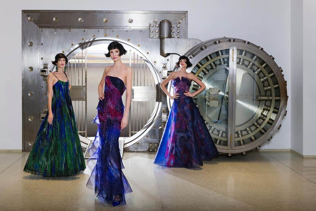 Armani Officialさんのインスタグラム写真 - (Armani OfficialInstagram)「A selection of #GiorgioArmaniPrivé looks from the SS20 Haute Couture collection: intricately embroidered jewel toned gowns, precious enough to be at home in a vault #PFW Credits: @stefanoguindani @sgpitalia  Models: @katiaandre_ @agnesezogla @diana_targa」1月23日 18時42分 - emporioarmani