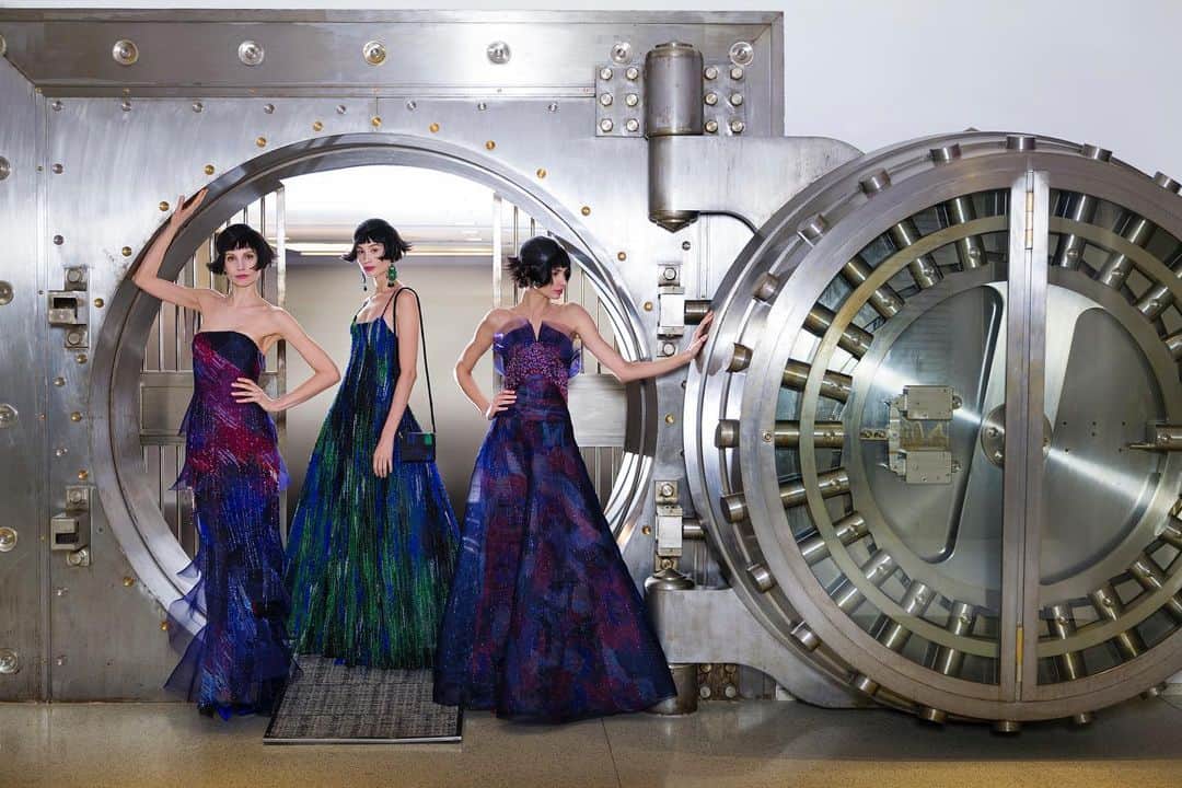 Armani Officialさんのインスタグラム写真 - (Armani OfficialInstagram)「A selection of #GiorgioArmaniPrivé looks from the SS20 Haute Couture collection: intricately embroidered jewel toned gowns, precious enough to be at home in a vault #PFW Credits: @stefanoguindani @sgpitalia  Models: @katiaandre_ @agnesezogla @diana_targa」1月23日 18時42分 - emporioarmani