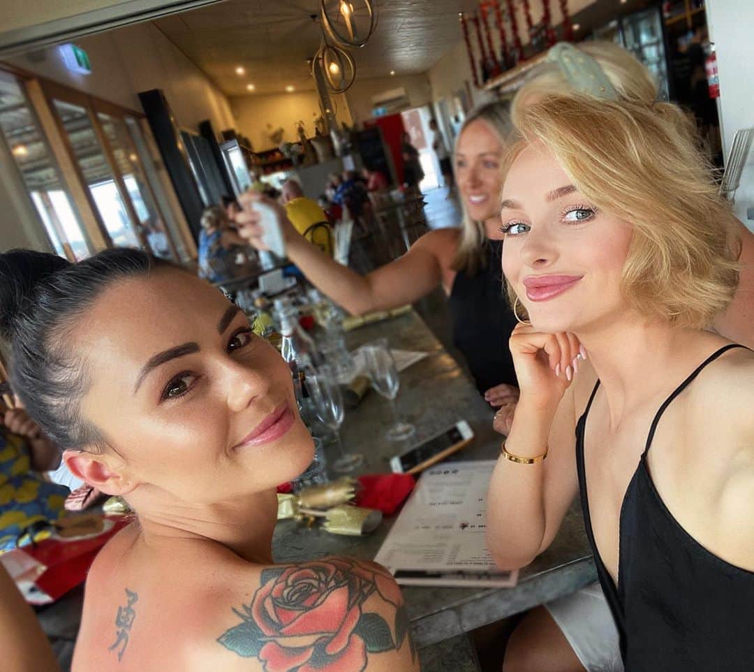 リアノン・ランゲラック（ミッチェル・ランゲラックの妻）さんのインスタグラム写真 - (リアノン・ランゲラック（ミッチェル・ランゲラックの妻）Instagram)「💗💗💗💗 #bffs」1月23日 18時43分 - riri_langerak