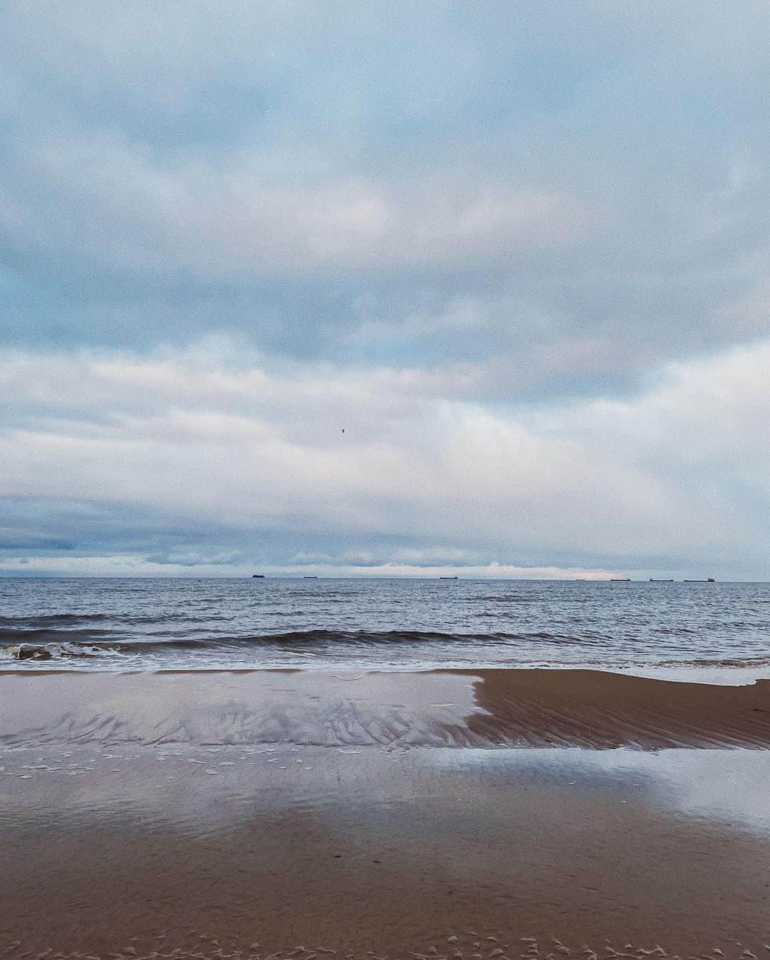 STIL IN BERLINのインスタグラム：「*Werbung* Spending time by a big body of water is the ideal restoration for me – a lake is fine, but the sea is even better. The closest option to Berlin is the Baltic Sea and its many islands and peninsulas. Over the holidays I got the chance to visit one of the prettiest, Usedom, with its many classic Bäderarchitektur mansions. I stayed in Ahlbeck over the holidays, invited by the recently opened @strandhotelahlbeck, which has one very important feat when it comes to staying by the sea: it’s in the front-row to the beach. The grey sea fusing with the grey sky somehow supports and reliefs winter melancholia, and is one of the best and easy to access remedies against the Berlin blues. Read more on #stilinberlin.de and swipe for more images. #strandhotelahlbeck #usedom #ahlbeck」