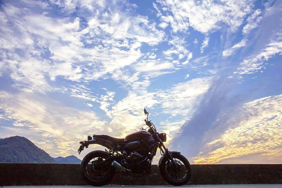 ヤマハ バイクさんのインスタグラム写真 - (ヤマハ バイクInstagram)「2020年のインスタ映えスポットは「エモい」がキーワードになるという記事を読みました。私はヤマハのバイクがあればどんな場所も景色も「エモい」と思ってしまうのですが、どうしましょう…？﻿ ﻿ #YAMAHAが美しい #XSR700 #yamahaxsr700 #YAMAHA #バイクのある景色 #バイクのある生活 #エモい #エモいって便利な言葉ですね #instamotorcycle #ilovemoto #motorcyclelife #motolove #motorcycle_moment」1月23日 18時56分 - yamaha_bike