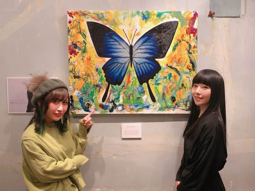 のインスタグラム：「大好きなチャム(.△)ちゃん🦋と❣️私の生きるパワースポット💕 . 初の個展❣️おつかれさまでした✨✨ . . . #art #exhibition #japan #tokyo #cham  #🦋 #嘘カメ」