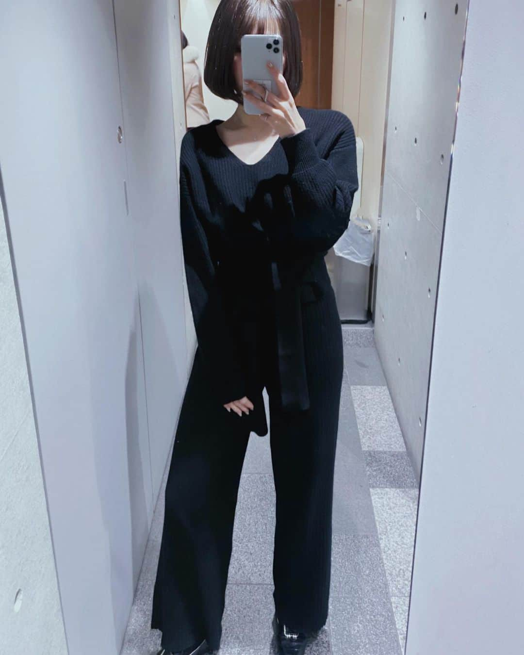 ななぴさんのインスタグラム写真 - (ななぴInstagram)「今日の私服は全身blackです🖤﻿ ﻿ tops : CLANE﻿ pants : 韓国で購入1500円くらい﻿ shoes: ZARA﻿ ﻿ ﻿ 髪の毛染めてきたよ〜☝︎﻿ 1枚目は染めたあと、アップの写真は染める前🙂💦﻿ 少し暗めにして長さも3cmくらいカット✂️﻿ 結構スッキリしたよ💓﻿ トリートメントもしてるんるん☺️﻿ @ici_kazuki ありがとう✂️ ﻿ 最近暴飲暴食と運動不足﻿ 完全に自己管理できてなくて太った🐷﻿ ﻿ 好きなもの食べてるときは幸せだけど﻿ 胃もたれと食欲不振最近やばい笑﻿ ので、一旦リセットします😇﻿ ﻿ とりあえずむくみ撃退から！！﻿ レギンス履いて半身浴して﻿ 塩分気をつけよ🤭﻿ ﻿ 飲み物、甘いもの、冷え、むくみ﻿ 気を付けて毎日歩く、﻿ たまに運動﻿ だけでも2〜3kgなら落ちそう﻿ がんばろっと😚💓﻿ ﻿ ﻿ 今日履いているギュギュレギンスは﻿ ここから買えるよ⏬﻿ @gyugyuleg___info﻿ ﻿ ﻿ ﻿ #コーデ　#私服 #ダイエット　#むくみ　#下半身痩せ　#着圧レギンス　#ギュギュレギンス　#オールブラック　#ワントーンコーデ　#楽ちんコーデ　#ニット　#美容室　#美容day #ボブ　#ショートヘア」1月23日 18時54分 - __nanapgram__