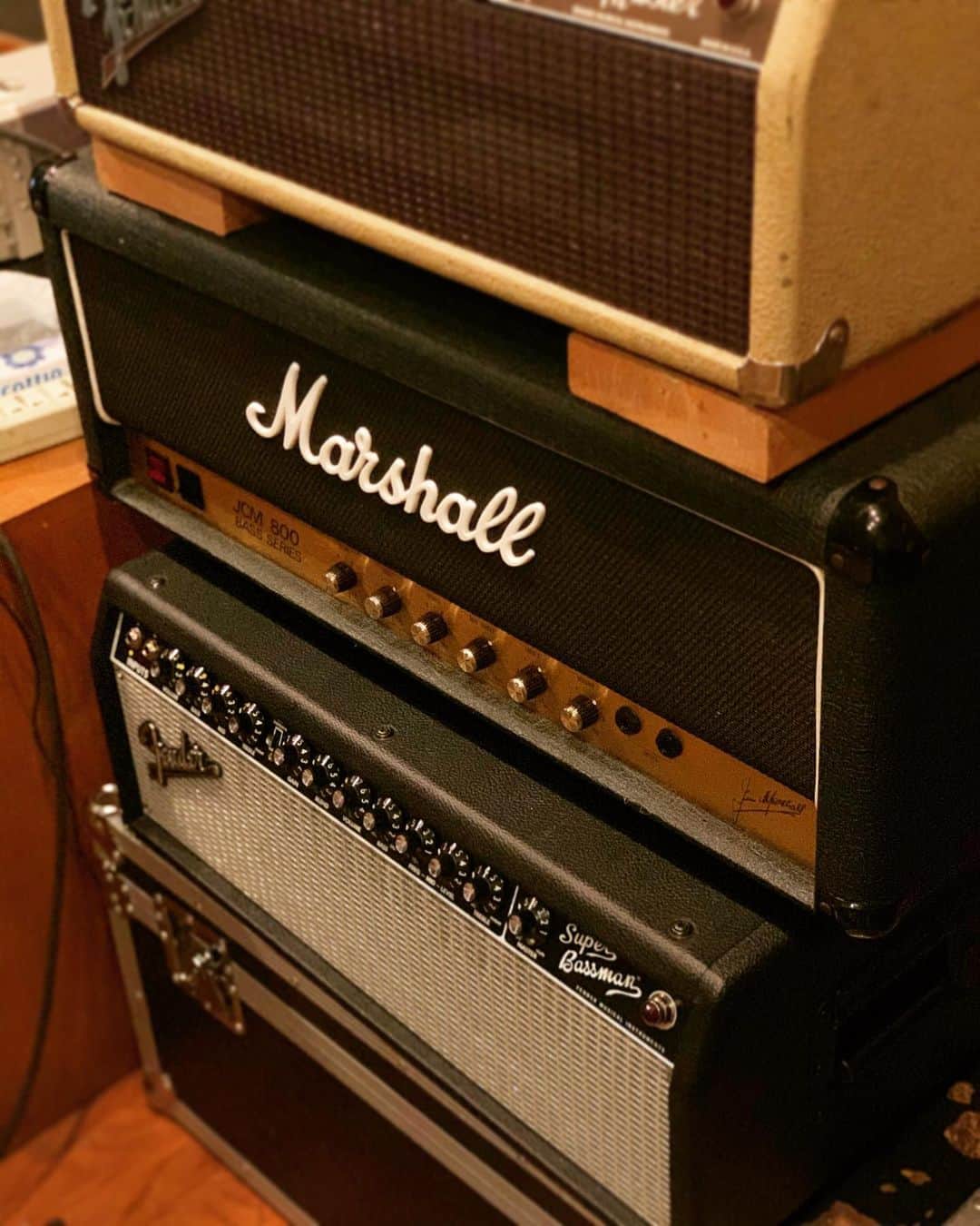 辻怜次さんのインスタグラム写真 - (辻怜次Instagram)「My Amplifiers‼︎ Marshall JCM800 SUPER BASS Fender Super Bassman  2台とも大好き！ とても癖のあるMarshallと、素直で奥行きのあるFender。 どっちもとても個性的で良い。  プリアンプにはいつものKING ROCKER BASSに、中尾憲太郎さんからお借りしてハマったBASS ERADICATOR。 KRBはMarshallっぽい歪みで音圧をコントロールできるし、ERADICATORは音にハリとツヤが出る。 これまたどちらも優秀！  #Bentham #recording #bass #bassguitar #bassist #bassplayer #bassgram #bassporn #basspedal #bassamp #bassamplifier #amplifier #marshall #jcm800 #superbass #fender #superbassman #bassman #akimaandneos #kingrockerbass #satelliteamplifiers #basseradicator #preamp #上に乗ってるクリーム色のアンプは須田のだよ」1月23日 19時05分 - reijiskywalker