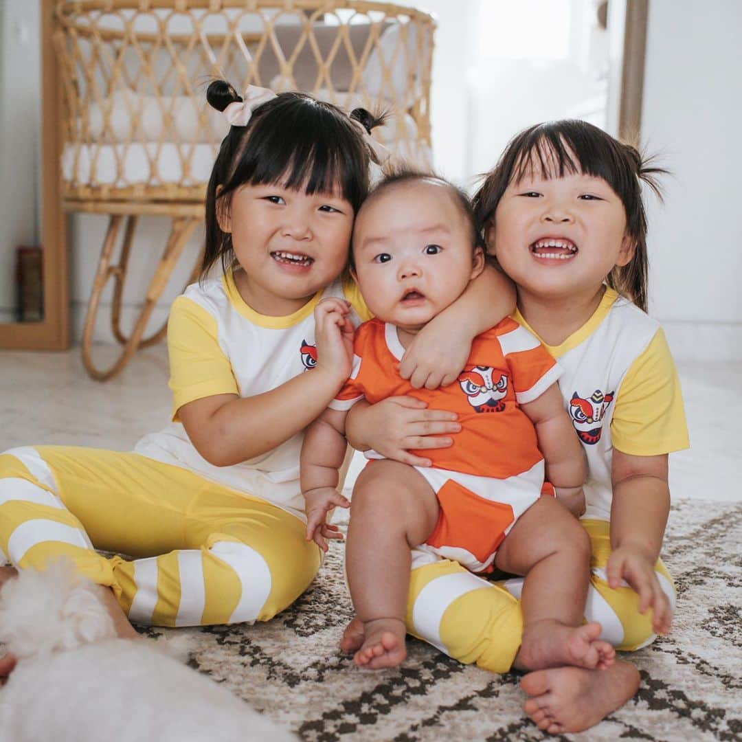 MOMOツインズのインスタグラム：「Little Lion dance troupe available for bookings. Any takers 💁🏻‍♀️ #huatah🍊  Matching CNY outfits from @lepetitsociety Quote LEIALAUREN10 for a $10 off with a min spend of $100 storewide. Till 31 Jan.」