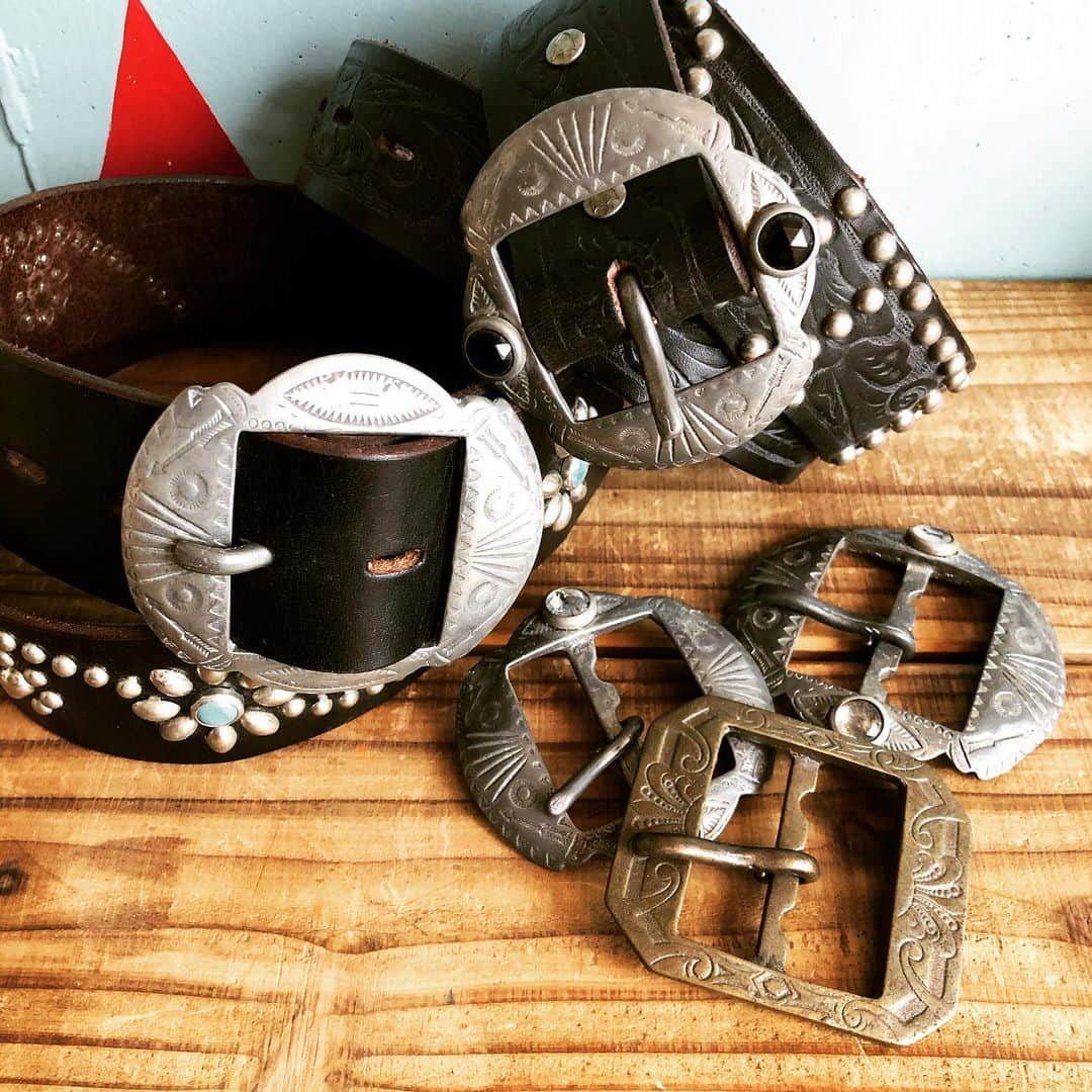 スタンダードカリフォルニアさんのインスタグラム写真 - (スタンダードカリフォルニアInstagram)「HTC Vintage Buckle.﻿ いつものベルトもバックルを替えるだけで、また新たな表情が楽しめます。﻿ ﻿ バックルの付け替えはとっても簡単。﻿ その日の気分で楽しめますよ！﻿ ﻿ ※バックルの交換方法はストーリーで紹介しています！  #standardcalifornia  #スタンダードカリフォルニア  #htc #エイチティーシー  #hollywoodtradingcompany  #belt #studsbelt #leatherbelt  #ベルト #スタッズベルト #レザーベルト #buckle #bucklebelt  #バックル #バックルベルト #custom #カスタム」1月23日 18時57分 - standardcalifornia