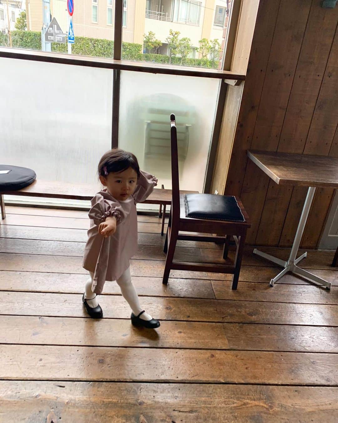 村上萌さんのインスタグラム写真 - (村上萌Instagram)「昨日は娘と一緒に取材撮影を受けるという、ありがたい仕事があり、終了後は平日の日中に親子でデートができるという、じわじわ嬉しい時間だった。﻿ ﻿ 帰りに、気になっていた渋谷区の施設 #景丘の家 に行ってきた。﻿ 恵比寿駅に隣接するこの家は、もともと住まわれていた方のご遺志により「子どもたちのために活用してほしい」と渋谷区に寄贈され、昨年新しく生まれ変わった場所。﻿ ﻿ 1階では囲炉裏を囲んで、学校帰りの小学生の女の子たちがお茶を飲んで、2階にはお料理を楽しむママさんたちが、3階では娘と同世代の赤ちゃんたちがはしゃいで、沢山のパパママで賑わっていた。﻿ ﻿ 私も近所の地区センターで本を借りたり、卓球をするのが好きな子供だったけど、景丘の家は特に、大人も子どもも楽しそうなのが素敵だった。地域のコミュニティセンターのあるべき姿だなぁ🥺﻿ ﻿ 今年は、大人と子ども、どちらが妥協するでもなく、一緒に好奇心を大切に楽しめる場所を研究する予定😋おすすめがあれば是非教えてください💪﻿ ﻿ ﻿ #週末野心2020 #大人と子どもの遊び場研究」1月23日 19時06分 - moemurakami_