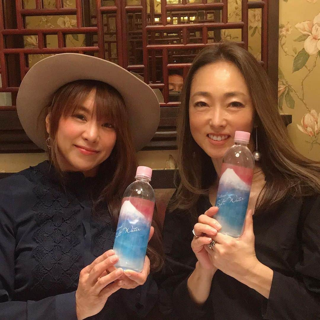 岡部亜紀のインスタグラム：「このお水凄すぎてビックリしてる💧✨普段から水素水も飲んでるけどプラズマ解離水の方が全然良い🤩とにかくスルスル入る。飲んだ瞬間から潤う感じが分かるの❣️ナチュラルローソンに売ってるから皆んなも試しに飲んでみて😆 早速、私のサロン @ocean__esthetics のお客様にもプレゼントしてます🎁 #プラズマ解離水 #細胞が潤う @plasma_kairisui」