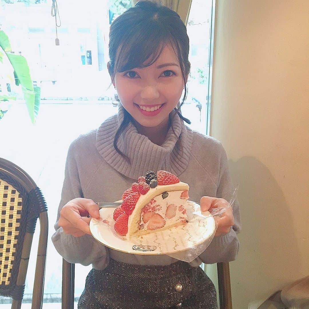川又智菜美のインスタグラム：「🧡🍓🧡﻿ ﻿ いちごたっぷりで美味しかったなぁ☺️﻿ ﻿ ﻿ さてさて、話は変わりますが…﻿ #全豪オープン はじまりましたね🎾😍﻿ ﻿ 応援はもちろん、﻿ この時期は練習にもより熱がはいります🔥笑﻿ ﻿ あんな風に少しでも打てたら…と憧れるなぁ☺️﻿ ﻿ #西岡良仁 選手は次戦、#ジョコビッチ 選手と対戦です！﻿ ﻿ 見逃せない一戦ですね👀﻿ ﻿ #ケーキ #フルーツケーキ #ショートケーキ🍰﻿ #ペロリ #いちご #ベリー ﻿ #アナウンサー #セントフォース #川又智菜美﻿ #テニス」