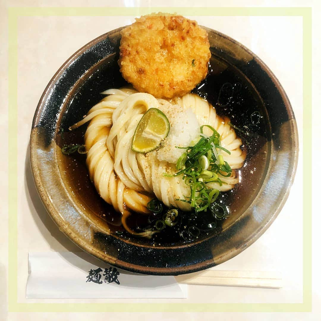 VOGUE GIRL JAPANさんのインスタグラム写真 - (VOGUE GIRL JAPANInstagram)「【本日のご褒美】うどんが無性に食べたい日は、渋谷のキャットストリートにある「麺散」へ🏃‍♀️ コシのある麺と深みのある味わいがクセになります。中身が詰まった丸海老天と一緒にいただきました🦐 #本日のご褒美 #木曜日はグルメの日 #gourmetthursday #todayslittlehappiness #VOGUEGIRLエディターのお気に入り #麺散 #キャットストリート #うどん」1月23日 19時17分 - voguegirljapan