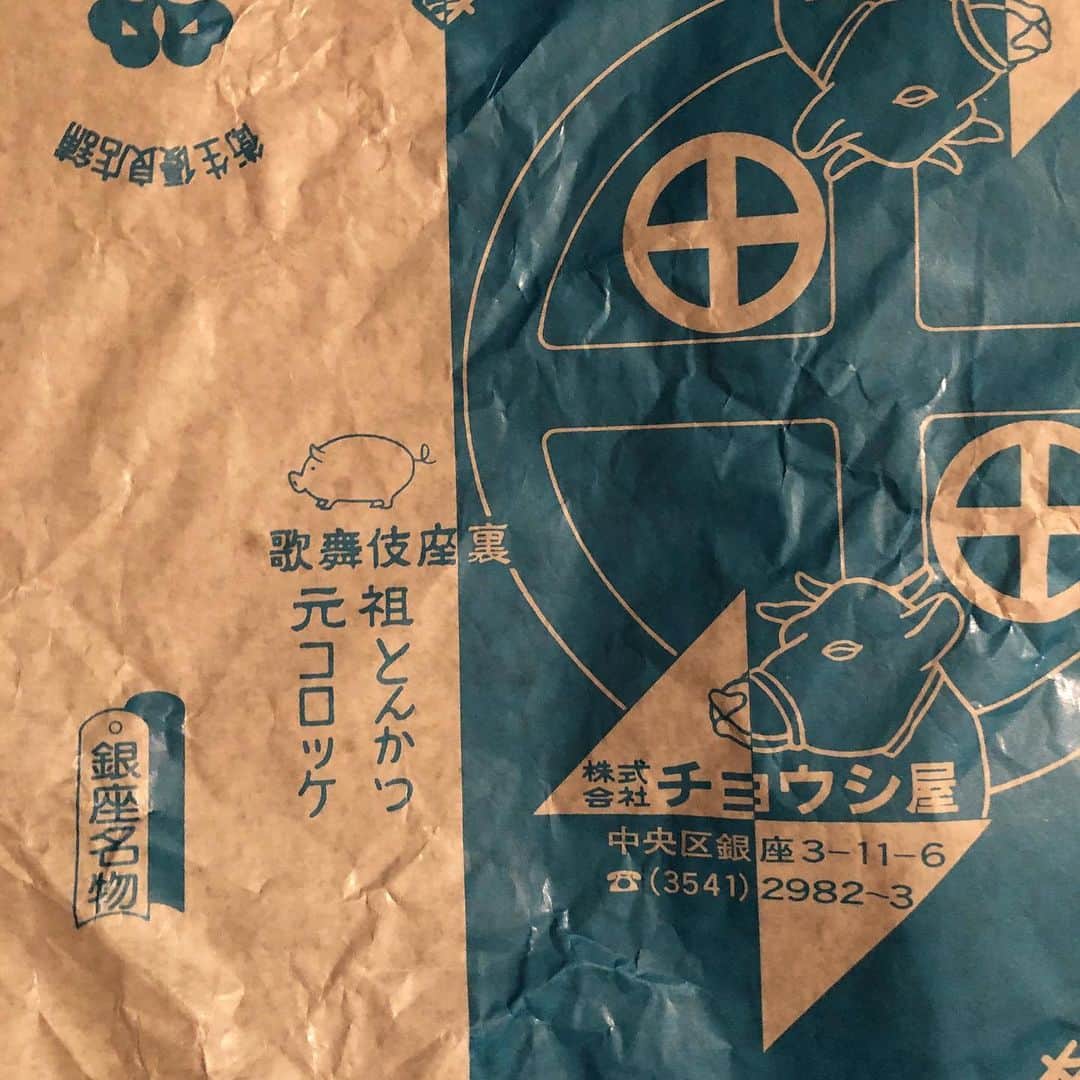 甲斐みのりさんのインスタグラム写真 - (甲斐みのりInstagram)「東銀座へ行ったから。 夜食に買ったコロッケサンドの 包みを開いて様子を見る。  #地元パン手帖 #地元パン #地元パン地元パン #乙女の東京 #東京ロマンチック案内」1月23日 19時18分 - minori_loule