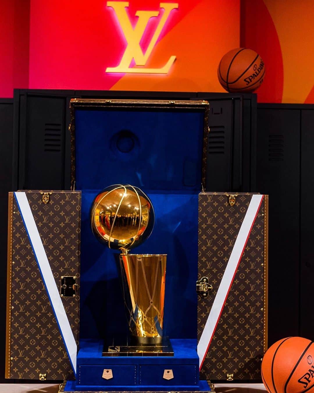 NBAさんのインスタグラム写真 - (NBAInstagram)「@louisvuitton and the NBA announced a global partnership that includes an exclusive travel case for The Larry O’Brien Trophy. The announcement was made ahead of the NBA Paris Game 2020, which will feature the @hornets and @bucks playing the first-ever regular season NBA game in France on Friday, 1/24 at the AccorHotels Arena. #LVxNBA」1月23日 19時33分 - nba