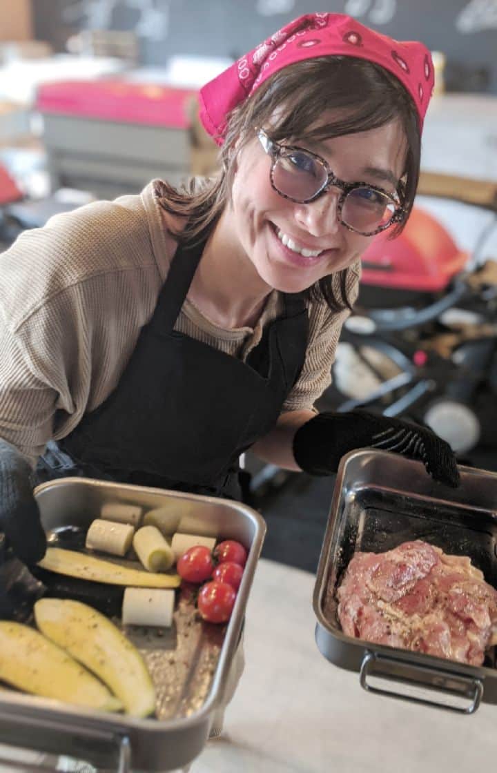 のインスタグラム：「Weber Japanさん開催の、 グリルアカデミーに参加させていただきました✨  アメリカ生まれの、 ウェーバーグリルを使った、 バーベキューメニューのレッスン☺  2020年はもう少しアウトドアメニューのレベルアップしたいなあと思っていたので、とても有り難いレッスンでした✨  とっても使いやすいグリルで、料理の幅が広がりそうです★ ガスタイプも、炭タイプもどちらも気になる〜！ キャンプや、海でも実践したいと思います！  先生はアメリカ育ちの元、和食シェフ👏 本場アメリカのバーベキュー技術と 、日本食の繊細さを掛け合わせた腕前✨  アカデミー終了後は、 認定証も発行されました！  これでバーベキュー場や家電やさんで働けるそうです！（笑）  ちょっとはランクアップできたかなあ♥  @weber_japan @ken_bookman #ウェーバージャパン #グリルアカデミー #Weberグリル #Weberjapan #Weber #WeberGrillAcademy  #ウェーバーグリルアカデミー #ソトレシピ#アウトドアメニュー#アウトドア女子#アウトドア#バーベキュー#BBQ#料理教室#grill #grillacademy」