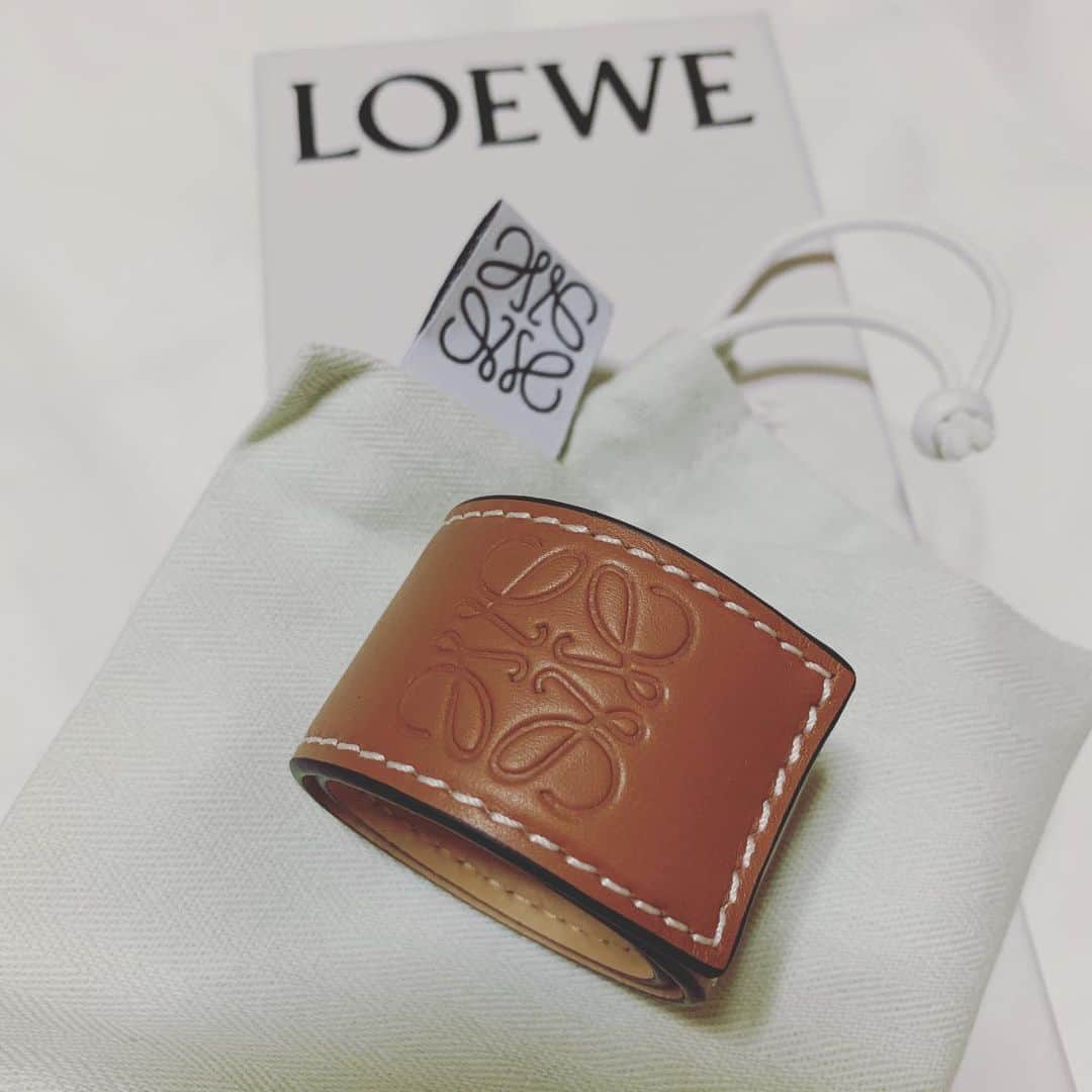 liiiiche23のインスタグラム：「・ ・ @loewe の中身はこちらでした💁‍♀️ ちょうど入荷したところだったみたいで、 全色揃ってた🤎🧡❤️ キャメルは1番人気で、 すぐ売り切れてしまうみたいで💦 無事getできてよかった🥺✨ お兄ちゃんありがとー💓💓 ・ ・ #loewe #ロエベ #loeweaccessories #accessories #ブレスレット #present #birthdaypresent #プレゼント #instafashion #instagood #fashion」