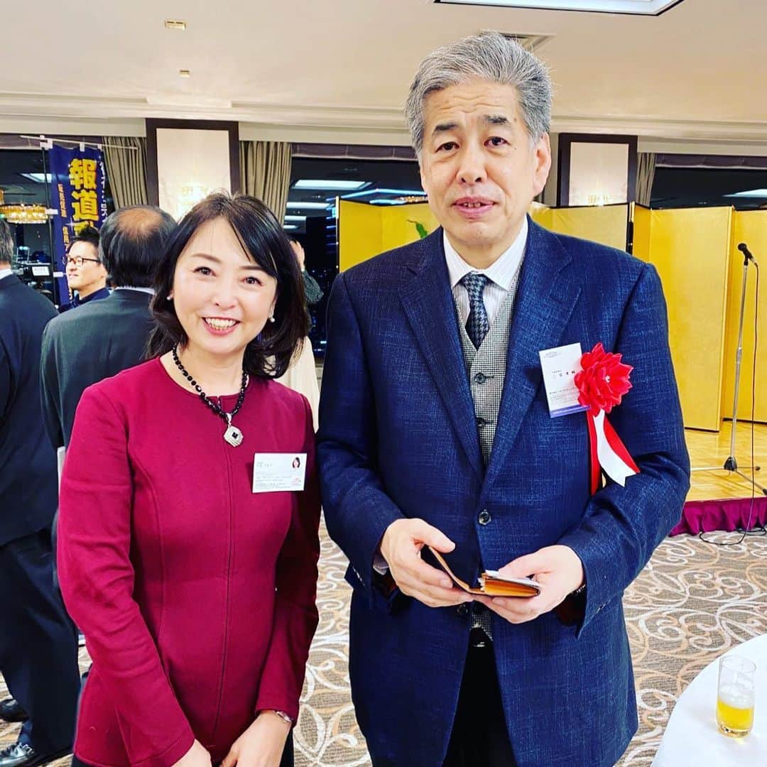 牛窪万里子さんのインスタグラム写真 - (牛窪万里子Instagram)「昨夜は「平成プロジェクト新春賀詞交歓会」に参加。  新春講演会に登壇された評論家・スポーツジャーナリストの二宮 清純 さんと懇親会にて。  ラグビーワールドカップで 流行語にも選ばれた「ワンチーム」の意味とは…  選手一人一人に「居場所」「役割」「出番」があること　by 二宮氏  #スポーツジャーナリスト #二宮清純  #二宮清純さん  #ラグビーワールドカップ2019  #ワンチーム  #新春講演会 #賀詞交歓会  #アナウンサー #フリーアナウンサー」1月23日 19時50分 - mariko_ushikubo