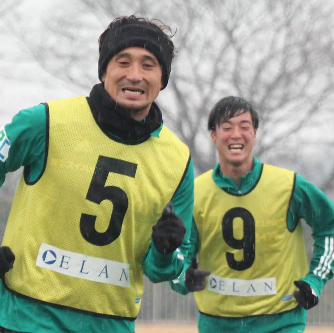 松本山雅FCさんのインスタグラム写真 - (松本山雅FCInstagram)「東金キャンプも明日で打ち上げ！  #yamaga #matsumotoyamaga #東金キャンプ #雨でも頑張る #寒くても頑張る #疲れていても元気になれる #明日はトレーニングマッチ⚽」1月23日 19時45分 - matsumoto.yamagafc