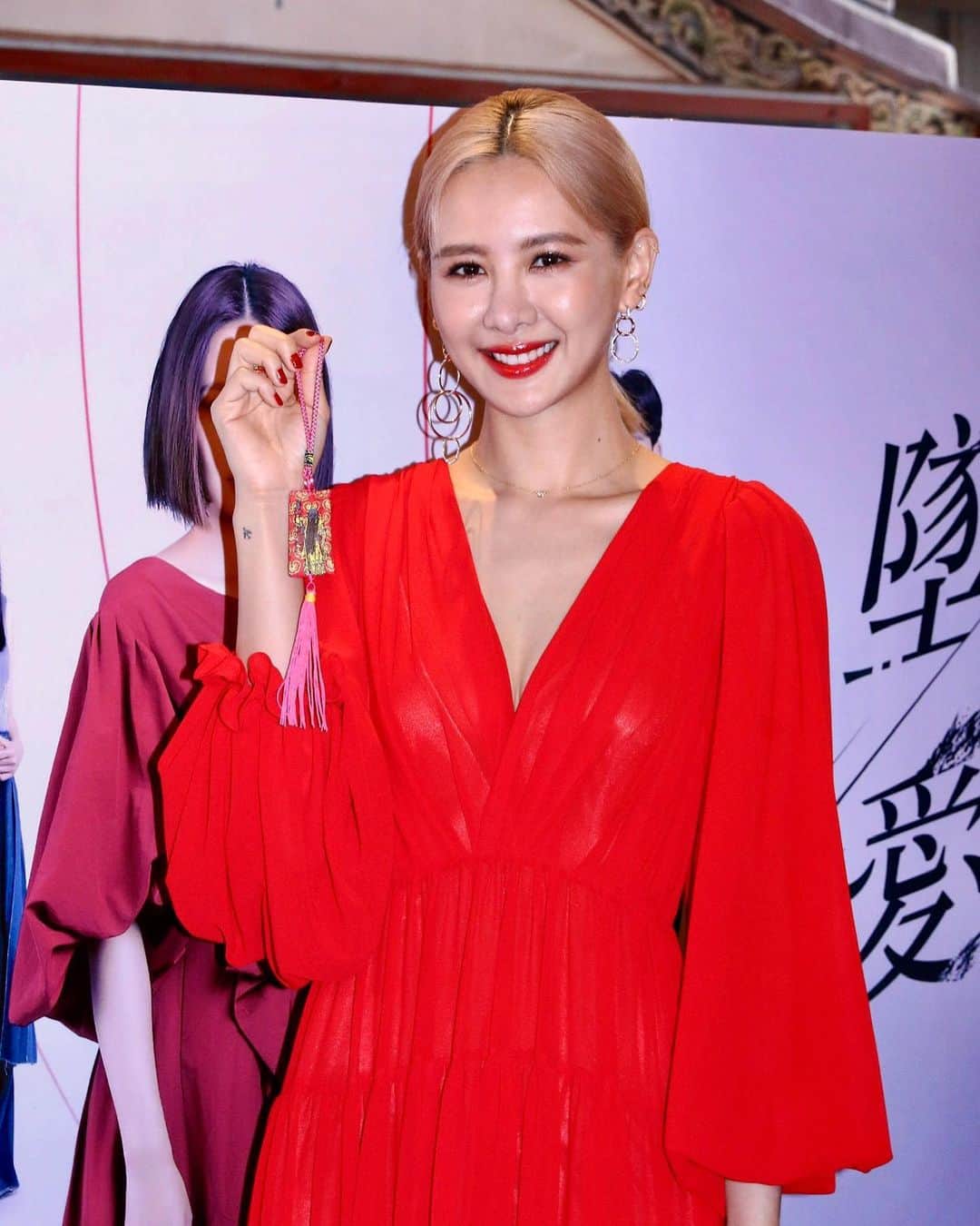 アンバー・アンさんのインスタグラム写真 - (アンバー・アンInstagram)「#墜愛 紅吱吱！🧧 #月老  Make up by @alinat_makeup  Hair by @zoom_rick  Styled by @yuwei5858 Gown by @lanyucoutureofficial」1月23日 19時45分 - xinya_an