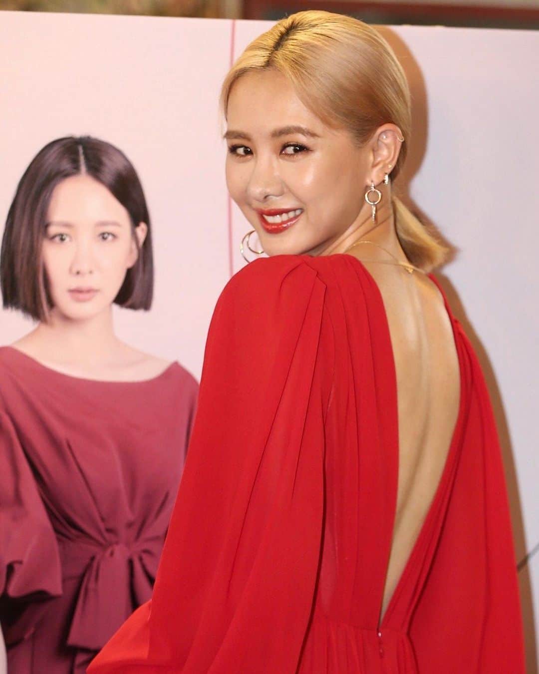 アンバー・アンさんのインスタグラム写真 - (アンバー・アンInstagram)「#墜愛 紅吱吱！🧧 #月老  Make up by @alinat_makeup  Hair by @zoom_rick  Styled by @yuwei5858 Gown by @lanyucoutureofficial」1月23日 19時45分 - xinya_an