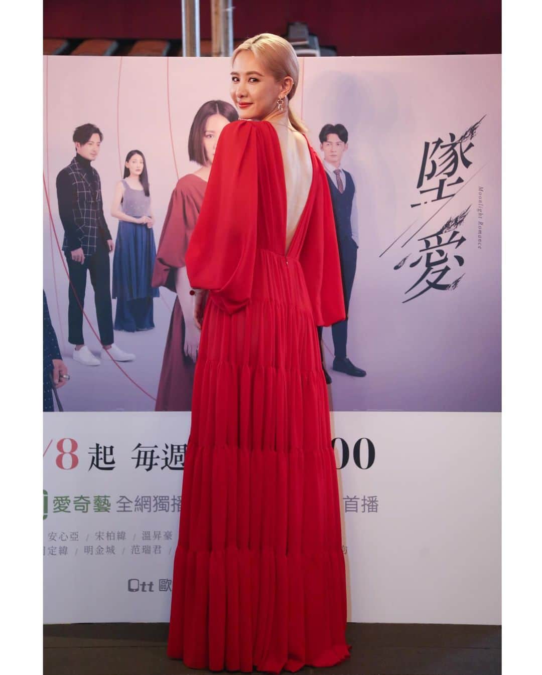 アンバー・アンさんのインスタグラム写真 - (アンバー・アンInstagram)「#墜愛 紅吱吱！🧧 #月老  Make up by @alinat_makeup  Hair by @zoom_rick  Styled by @yuwei5858 Gown by @lanyucoutureofficial」1月23日 19時45分 - xinya_an