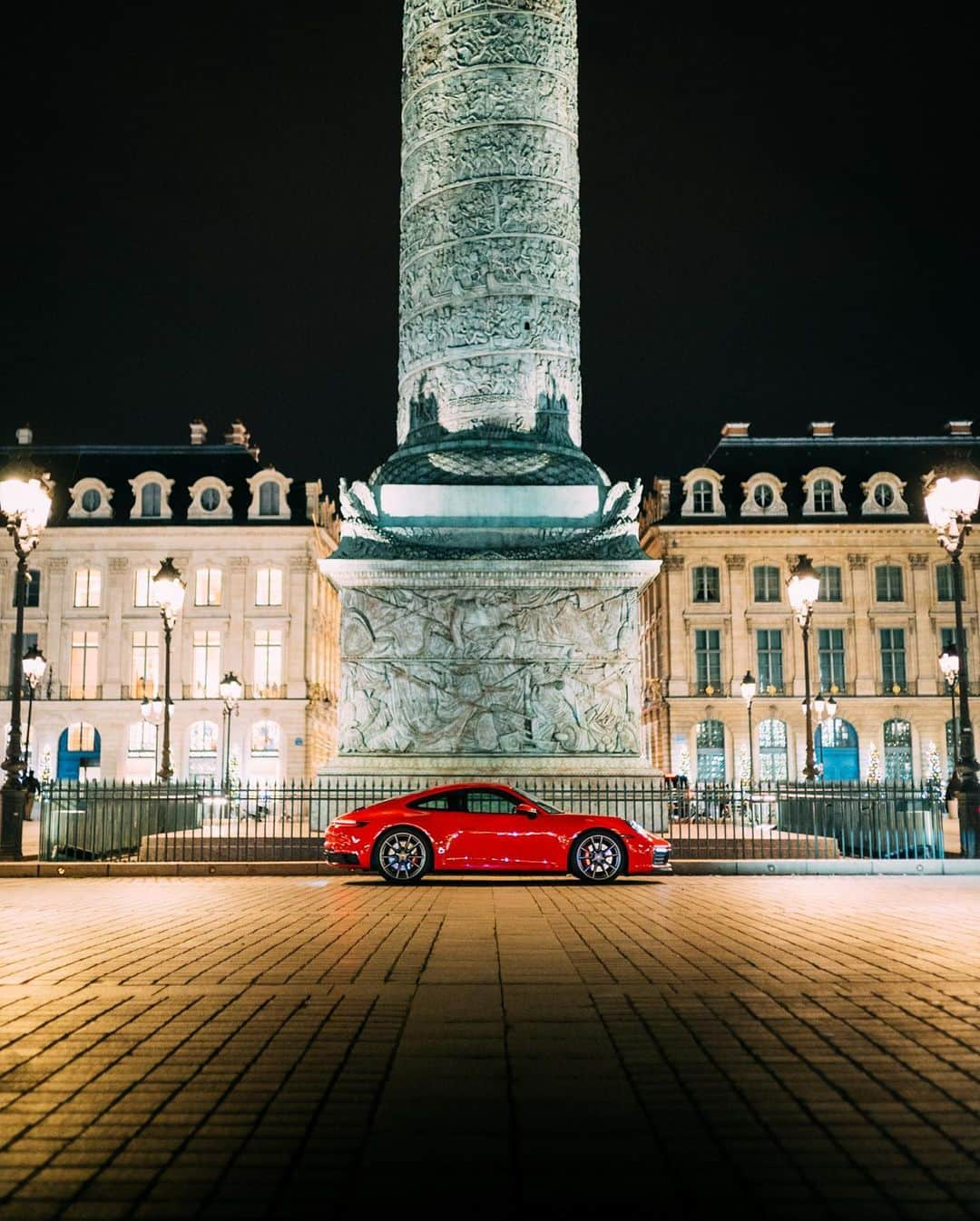 Porscheさんのインスタグラム写真 - (PorscheInstagram)「Paris by night, what a beautiful sight!⁣⁣ (📸: @juleslangeard for @porsche_france) #Porsche #PorscheMoment⁣⁣ __⁣⁣ Combined fuel consumption in accordance with EU 6: 911 Carrera S: 8,9 l/100 km, CO2 emissions: 205 g/km⁣」1月23日 19時58分 - porsche