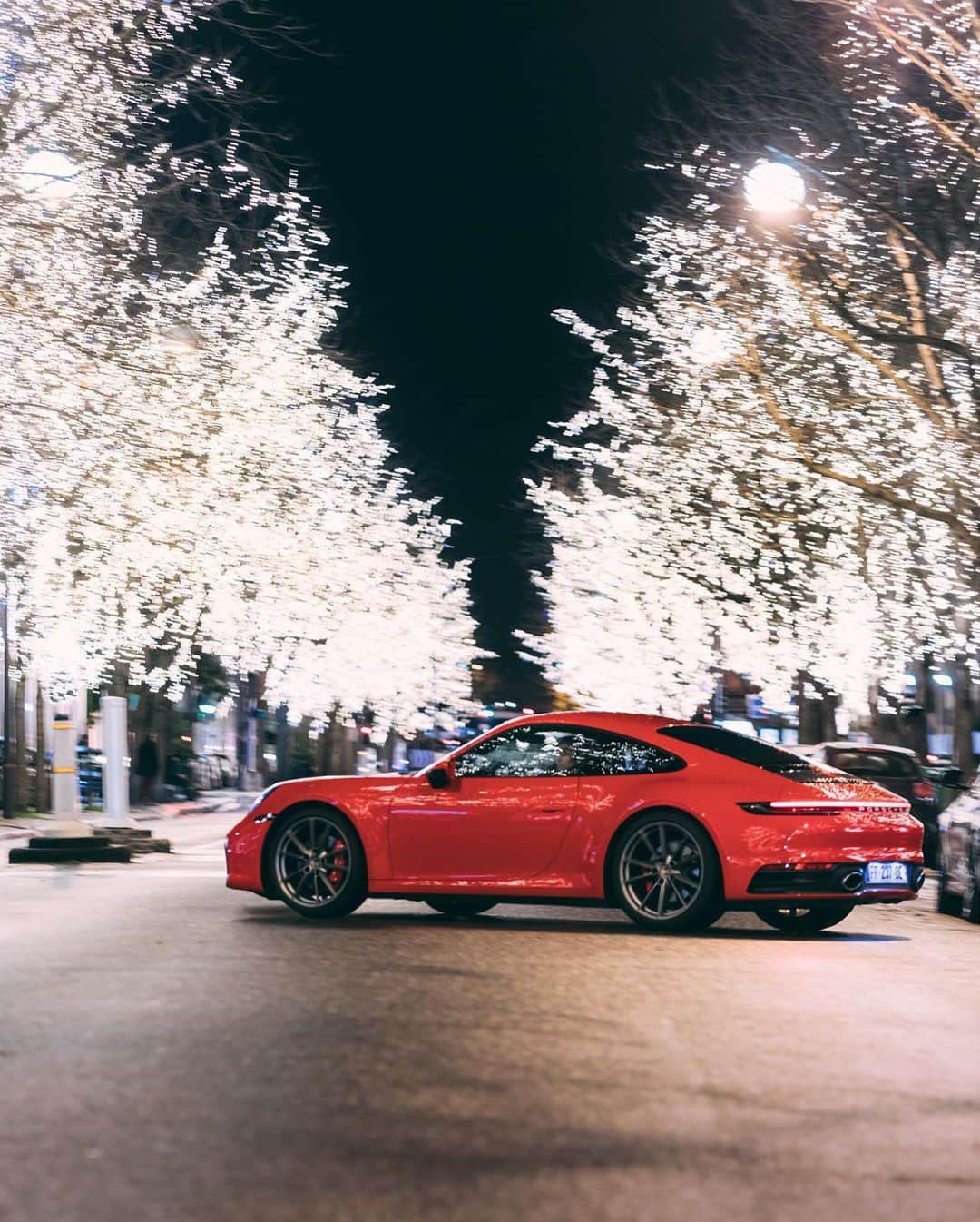 Porscheさんのインスタグラム写真 - (PorscheInstagram)「Paris by night, what a beautiful sight!⁣⁣ (📸: @juleslangeard for @porsche_france) #Porsche #PorscheMoment⁣⁣ __⁣⁣ Combined fuel consumption in accordance with EU 6: 911 Carrera S: 8,9 l/100 km, CO2 emissions: 205 g/km⁣」1月23日 19時58分 - porsche