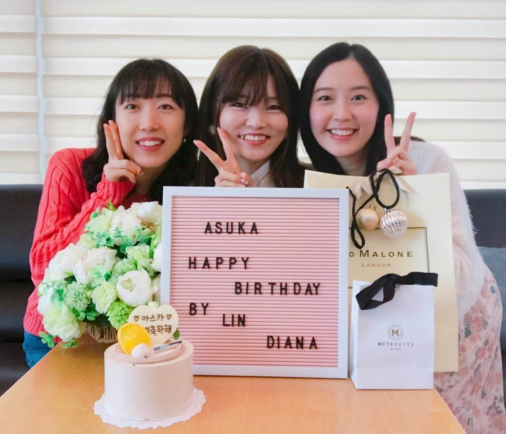 のインスタグラム：「.﻿ ダイアナとリムオンニが﻿ サプライズで誕生日のお祝いしてくれたよ😭💕﻿ ﻿ ダイアナ出産直前なのに、、😭💓💓﻿ ﻿ サプライズ過ぎてびっくりしたけど﻿ 美味しいごはんに誕生日ケーキ、﻿ プレゼントまでありがとう😭💕﻿ ﻿ ♡ #サプライズバースデー #サプライズ誕生日会  #토기모치 #とぎもちkorea #とぎもち」