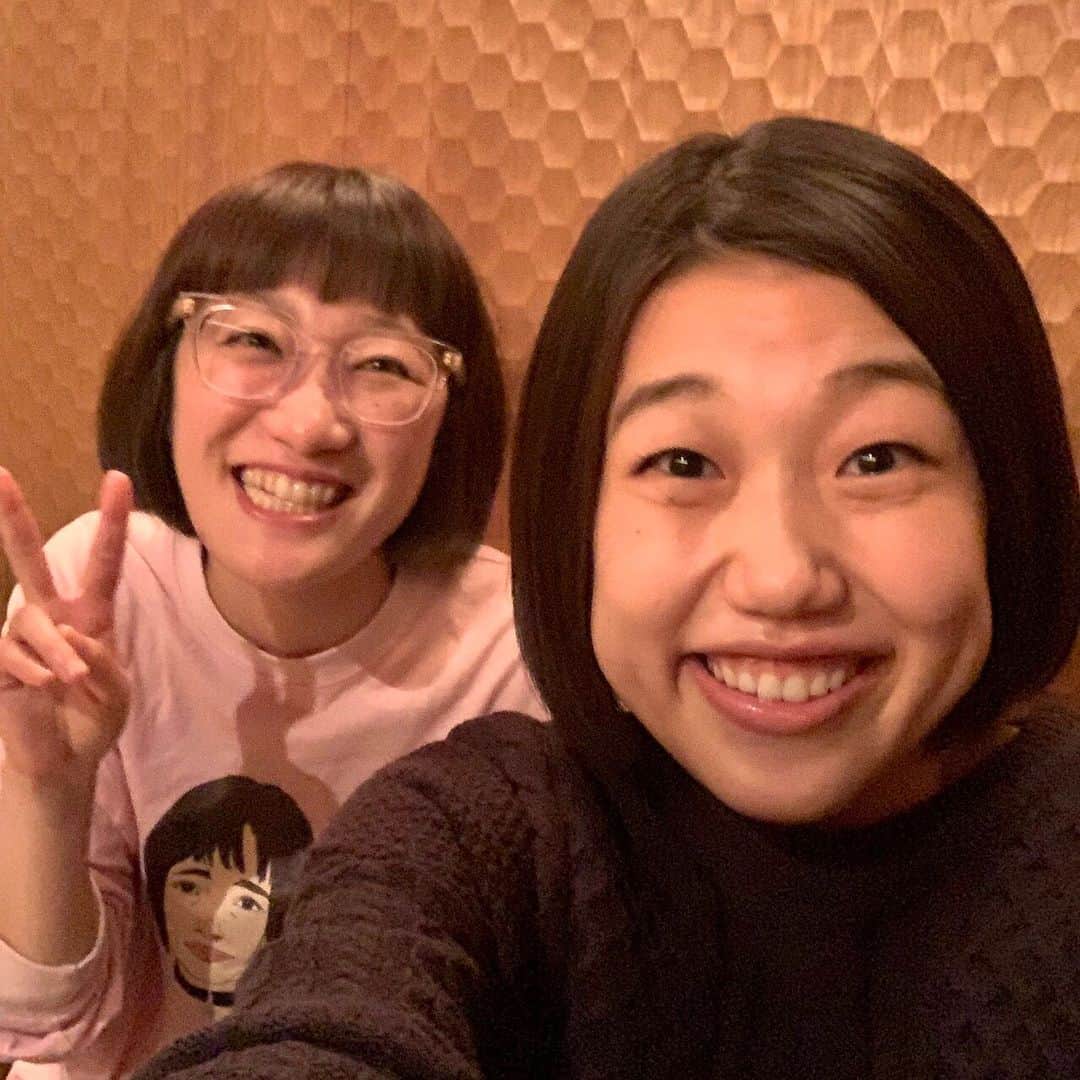 のインスタグラム：「ヨコナツとマジ何年ぶりですか？の2人ご飯🍚30分話持つといいねってジョークからスタートして🌝気付けば4時間半経過してました🍵懐かしい話から現在に至るまで泣くほど笑ってマジPeace✌️な時間過ごせました。 ・ けっこう前に買って読んでた「追い込み婚のすべて」にサインももらい🎉本の中の面白かった和田ザイルの話も出来ました💃私は夏子の結婚式のブーケ💐もゲットして更にこの本にサインももらって良縁💘のご利益はもうMAXだよーー👰💕🤵 ・ #横澤夏子  #スパイク #夏子いっそうお体お大事に🤱」