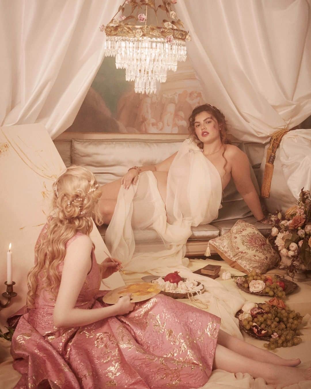 ドルチェ&ガッバーナさんのインスタグラム写真 - (ドルチェ&ガッバーナInstagram)「Like in a painting by Rubens, who glorified women through splendour and poetic poses, everything in this photo is fluid and perfect. The Brocade pink dress with gold details completely enhances the scene and catches the eye. Discover the #DGWomen collection with sizes available up to an Italian 54. #DolceGabbana #DGFamily」1月23日 20時01分 - dolcegabbana