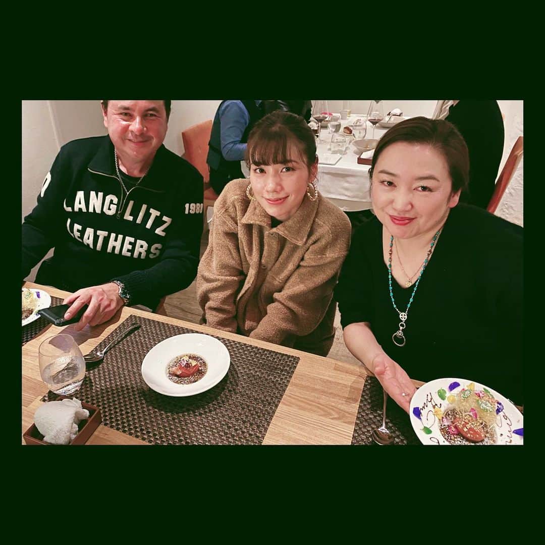 仲里依紗のインスタグラム：「2020.01.22 . 昨日は両親の結婚記念日でした❣️ ㊗️31年✨💕 ちょうど仕事で両親が東京来ていたから ディナーを予約してあげてたの❤️ そしたらまさかの私、撮影が早く終わってしまい、記念日ディナーに合流できてしまった🤣❗️笑 . しかも真ん中座ってるし😂主役感😂笑笑 . でもパパママはコース料理のおしゃれなお店とか緊張するけん里依紗が来てくれてよかったばいって言ってくれました…🤣笑 . 31年目も仲良く 私の一番の理想の夫婦でいてね❤️ おめでとう🎉 . #デザートの飾りの食べれるお花を全部食べた #パパかわいい #メインのお肉を選ぶときパパにお肉取られないようにパパと同じ種類にしてた #ママかわいい」
