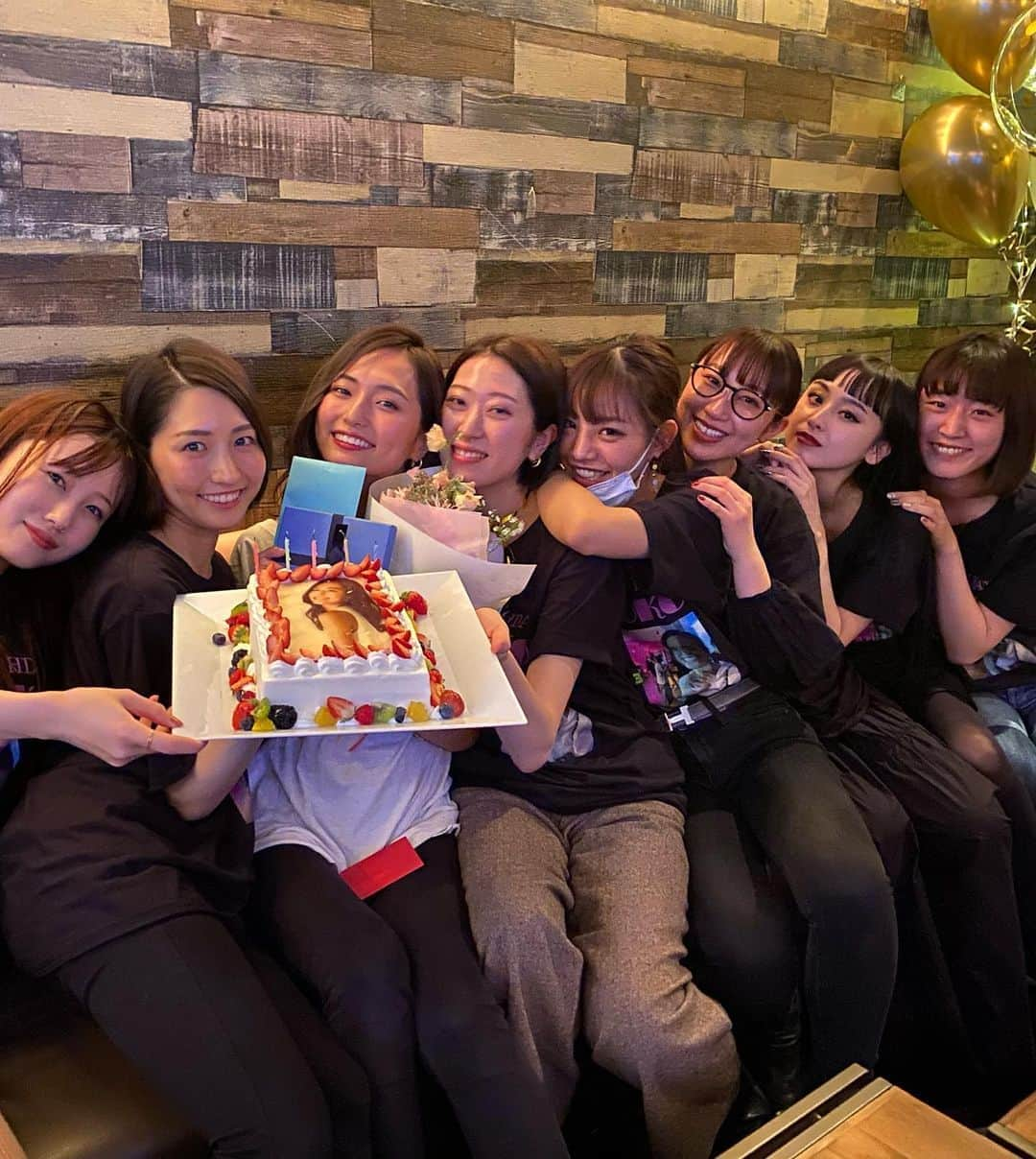 山賀琴子さんのインスタグラム写真 - (山賀琴子Instagram)「🎂🎉💕﻿ ﻿ 25歳になりました！﻿ ﻿ お祝いのメッセージありがとうございます✨﻿ ﻿ 毎年お祝いしてくれる友達がいて﻿ 本当に幸せだとつくづく思います😭✨﻿ 早織をはじめ、あっこや絵里やリリコ、みんな、﻿ たくさん考えて用意してくれてありがとう🥰﻿ ﻿ いつも応援してくれて、温かく包み込んでくれる﻿ 家族にも感謝の気持ちでいっぱいです﻿ ありがとう😊💕﻿ ﻿ 25歳は精神的にもっと自立して﻿ 仕事に精を出したいと思います！﻿ そして苦手な読書を好きになれるよう﻿ 沢山本を読みたいと思います。﻿ 漫画ではなくて、本。﻿ 漫画も読むけど。笑﻿ ﻿ ﻿ 誕生日に初めてバラの花束をもらって﻿ 嬉しい顔が止まらない私でありました🌹😆﻿ ﻿ #25歳﻿」1月23日 20時02分 - kotokoyamaga