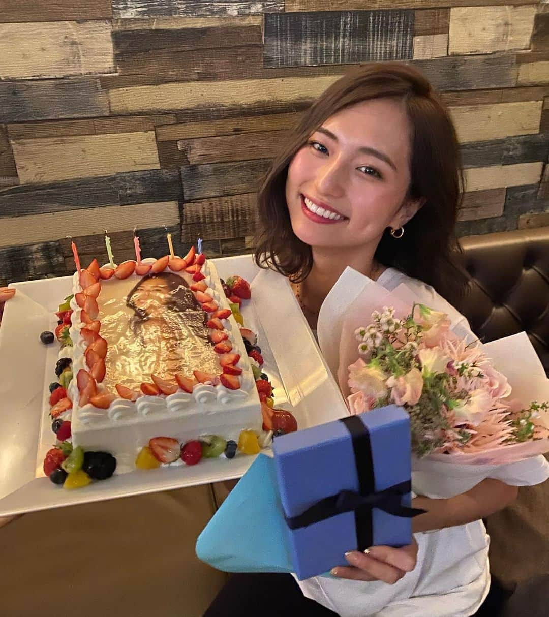 山賀琴子さんのインスタグラム写真 - (山賀琴子Instagram)「🎂🎉💕﻿ ﻿ 25歳になりました！﻿ ﻿ お祝いのメッセージありがとうございます✨﻿ ﻿ 毎年お祝いしてくれる友達がいて﻿ 本当に幸せだとつくづく思います😭✨﻿ 早織をはじめ、あっこや絵里やリリコ、みんな、﻿ たくさん考えて用意してくれてありがとう🥰﻿ ﻿ いつも応援してくれて、温かく包み込んでくれる﻿ 家族にも感謝の気持ちでいっぱいです﻿ ありがとう😊💕﻿ ﻿ 25歳は精神的にもっと自立して﻿ 仕事に精を出したいと思います！﻿ そして苦手な読書を好きになれるよう﻿ 沢山本を読みたいと思います。﻿ 漫画ではなくて、本。﻿ 漫画も読むけど。笑﻿ ﻿ ﻿ 誕生日に初めてバラの花束をもらって﻿ 嬉しい顔が止まらない私でありました🌹😆﻿ ﻿ #25歳﻿」1月23日 20時02分 - kotokoyamaga