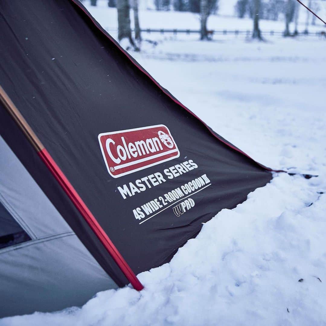 Coleman Japanさんのインスタグラム写真 - (Coleman JapanInstagram)「＼⛄️#雪中キャンプ に挑戦❗️／ ・ 四季の厳しい自然環境でも快適な空間でくつろげる、 コールマン最高峰フラッグシップモデル「マスターシリーズ」で冬キャンプを楽しもう。 ・ “フルスカート”が冷気をシャットアウト⚡  インナーテントの素材に“コットンポリエステル”を採用する事で、保温性にも優れています。 ・ 進化を遂げた2020年最新作をチェック！👈 ・ ・ ・ #灯そうColeman #灯そうコールマン #灯そう #Coleman #コールマン #Tent #テント #コールマンテント #Camp #キャンプ #Outdoor #アウトドア #ウェザーマスター #マスターシリーズ #秋冬キャンプ #冬キャンプ」1月23日 20時02分 - coleman_japan