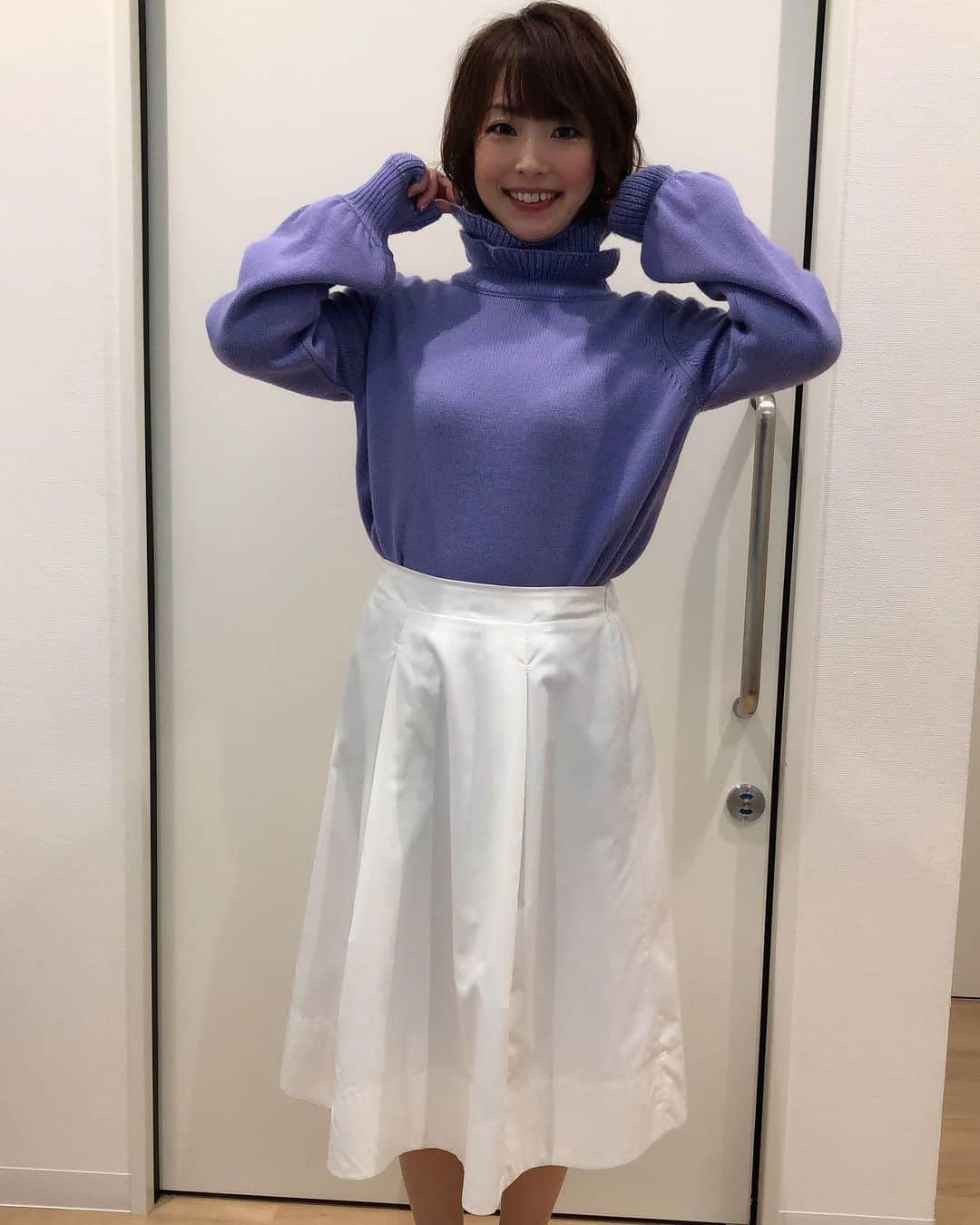 奈良岡希実子のインスタグラム：「きょうのミヤネ屋の衣装。「襟がトランプのあれみたいですよね」ってスタイリストさんに言ったら、「クィーンですね」とちゃんと伝わったのが嬉しかったです。 #あれをあれしてください #言いがち」