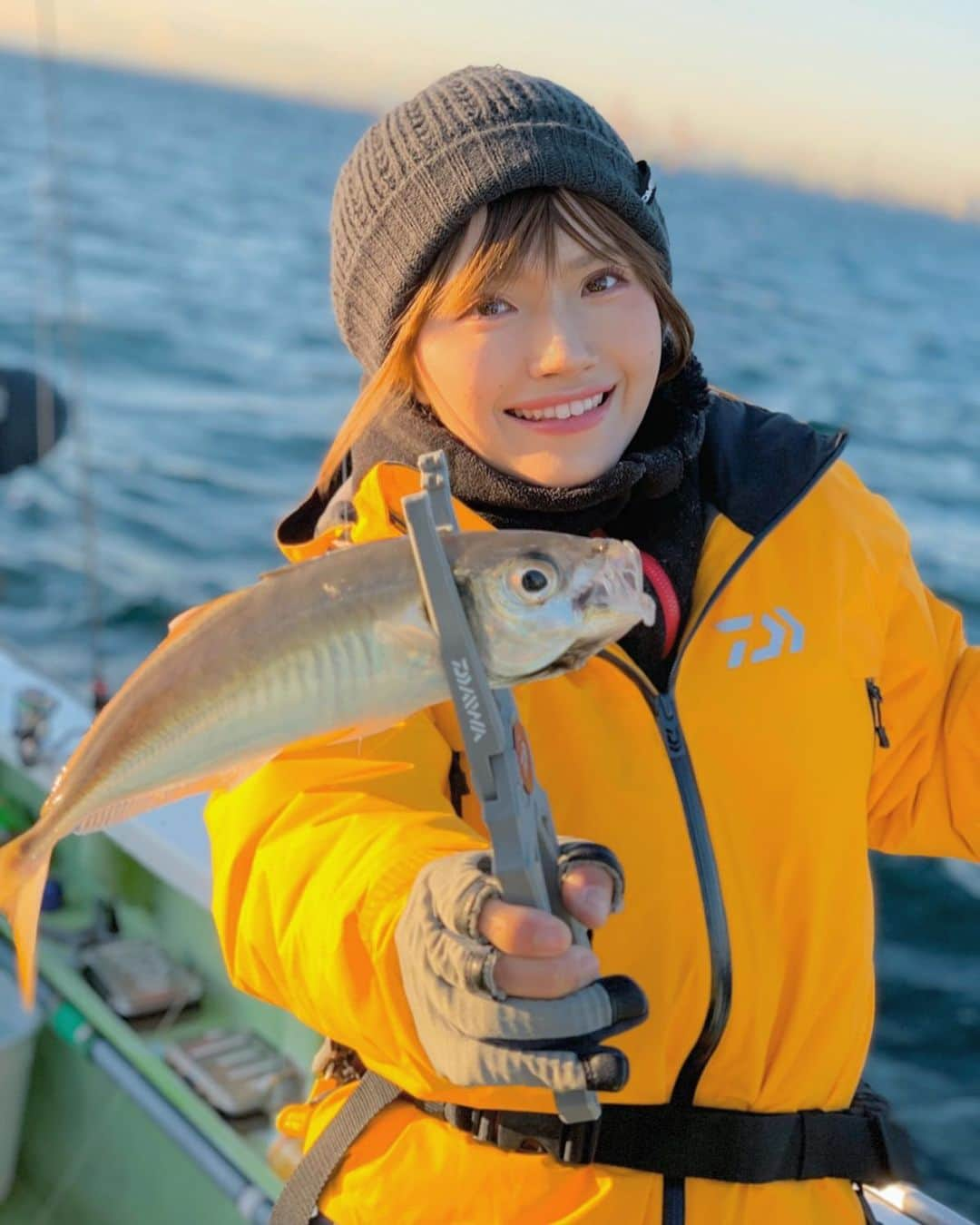 秋丸美帆さんのインスタグラム写真 - (秋丸美帆Instagram)「東京湾で初めてバチコンアジングをしました😆体高のあるアジがよく釣れました( ^ω^ )みんながハマる理由がわかるー！✨ . #tokyobay #yokohama #kanagawa #sea #trevally #lurefishing #fishing #東京湾 #横浜 #釣り #アジング #バチコンアジング #バチコン #アジ #船釣り」1月23日 20時15分 - mippy34