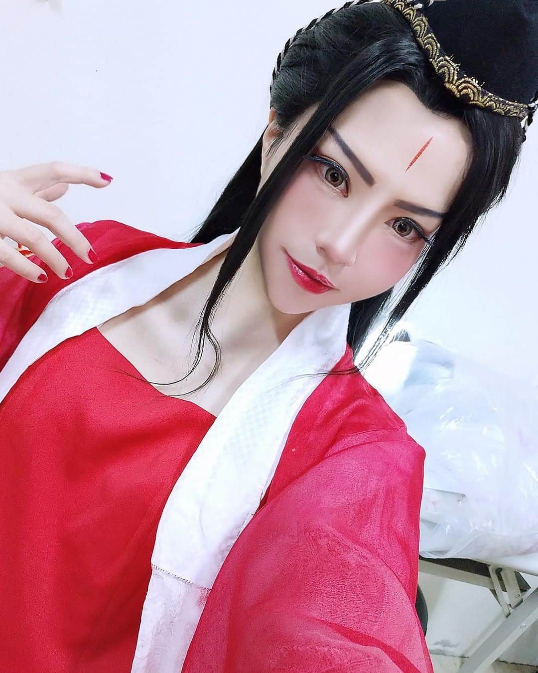 千尋のインスタグラム：「不瞞你們說其實千尋是個現代版的女俠( • ω•́ ) 最崇拜的人就是東方不敗了//// 帥氣又性感真的是深得本尋的寵愛呢！）咦  千尋希望我的偶像是厲害的人來演 🔻還不快幫忙投票集氣！🔻 https://xxa.onelink.me/8Z71/post  如果你最想看的是千尋  乖乖投票截圖在下方留言  搞不好千尋版的東方不敗 就會在 #新笑傲江湖 裡出現YOOOO 部下們還不刷一波」