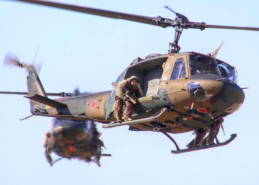みりどる乙夜さんのインスタグラム写真 - (みりどる乙夜Instagram)「【撮影】2020年1月9日 習志野演習場 第一空挺団降下初め 予行 狙撃班を乗せたUH-1のスピード感に鳥肌MAX😍  #army #defenseforce #japan #airborne #paratrooper #helicopter #uh-1 #iroquois #utilityhelicopter #1stairborne #sniper #huey #jgsdf #gilliesuit #camouflage #flying #excercise #陸上自衛隊 #自衛隊 #第一空挺団降下訓練始め #国防男子 #自衛官 #2020 #ヒューイ #ワンジェイ #予行演習 #かっこいい #ヘリコプター #迷彩 #箱乗り」1月23日 20時11分 - itsuya_miridoru