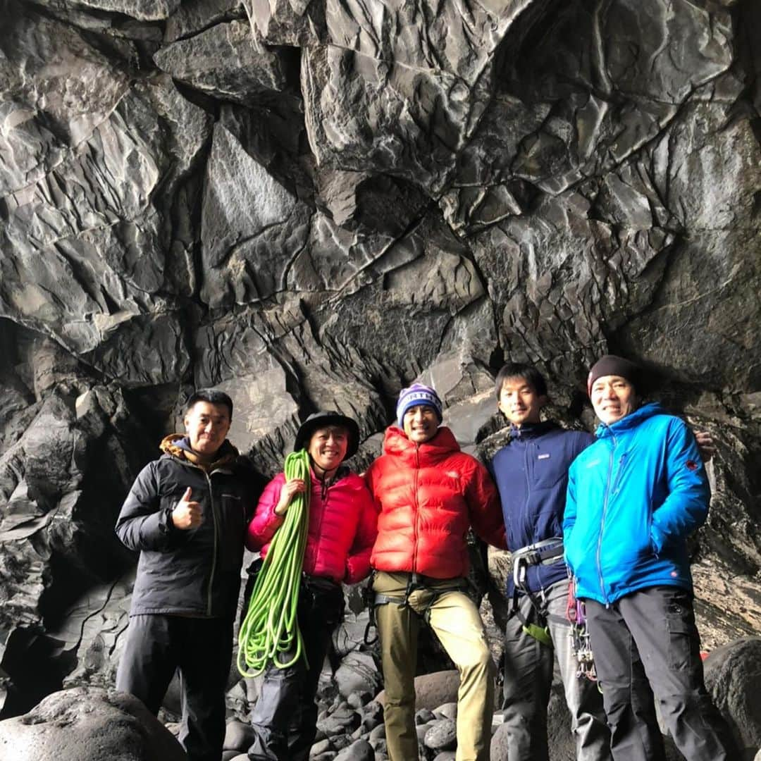 平山ユージさんのインスタグラム写真 - (平山ユージInstagram)「It was rain and climbed a bit in cave. Great to see my old good friend Tamotsu who climb with me Salathe,Golden Gate,Free Rider,El Nino...and more🙌🏻✨🙌🏻✨🙌🏻we talked a lot about old memories and climbing. We couldn’t climb much but it’s not too bad this kind of day:)) 雨が降っていてケーブでクライミング。古くからの友人でサラテ、ゴールデンゲート、フリーライダー、エルニーニョなど沢山のルートを一緒に登った保さんに会うことができた！！昔話しやクライミング話しで雨の中盛り上がり登りはイマイチ出来なかったけどこんな日も良いですねー @pictures_dept  @mika_totechinsky  @maechan82kgclimber @teru.teru.bo_zu  #tamotsusugino #jyogasaki  @thenorthfacejp  @beal.official  @blackdiamond  @climbskinspain  @climbparkbasecamp」1月23日 20時13分 - yuji_hirayama_stonerider