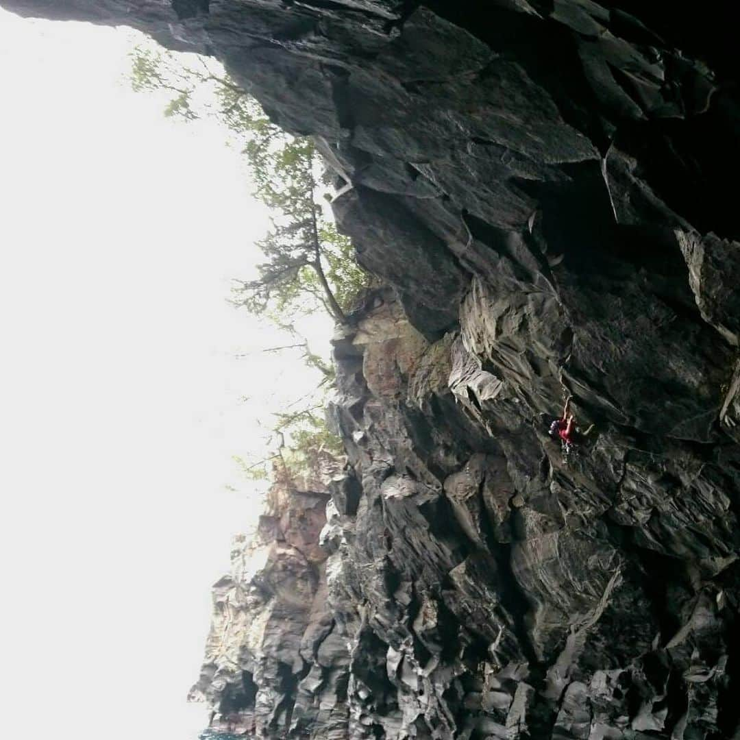 平山ユージさんのインスタグラム写真 - (平山ユージInstagram)「It was rain and climbed a bit in cave. Great to see my old good friend Tamotsu who climb with me Salathe,Golden Gate,Free Rider,El Nino...and more🙌🏻✨🙌🏻✨🙌🏻we talked a lot about old memories and climbing. We couldn’t climb much but it’s not too bad this kind of day:)) 雨が降っていてケーブでクライミング。古くからの友人でサラテ、ゴールデンゲート、フリーライダー、エルニーニョなど沢山のルートを一緒に登った保さんに会うことができた！！昔話しやクライミング話しで雨の中盛り上がり登りはイマイチ出来なかったけどこんな日も良いですねー @pictures_dept  @mika_totechinsky  @maechan82kgclimber @teru.teru.bo_zu  #tamotsusugino #jyogasaki  @thenorthfacejp  @beal.official  @blackdiamond  @climbskinspain  @climbparkbasecamp」1月23日 20時13分 - yuji_hirayama_stonerider