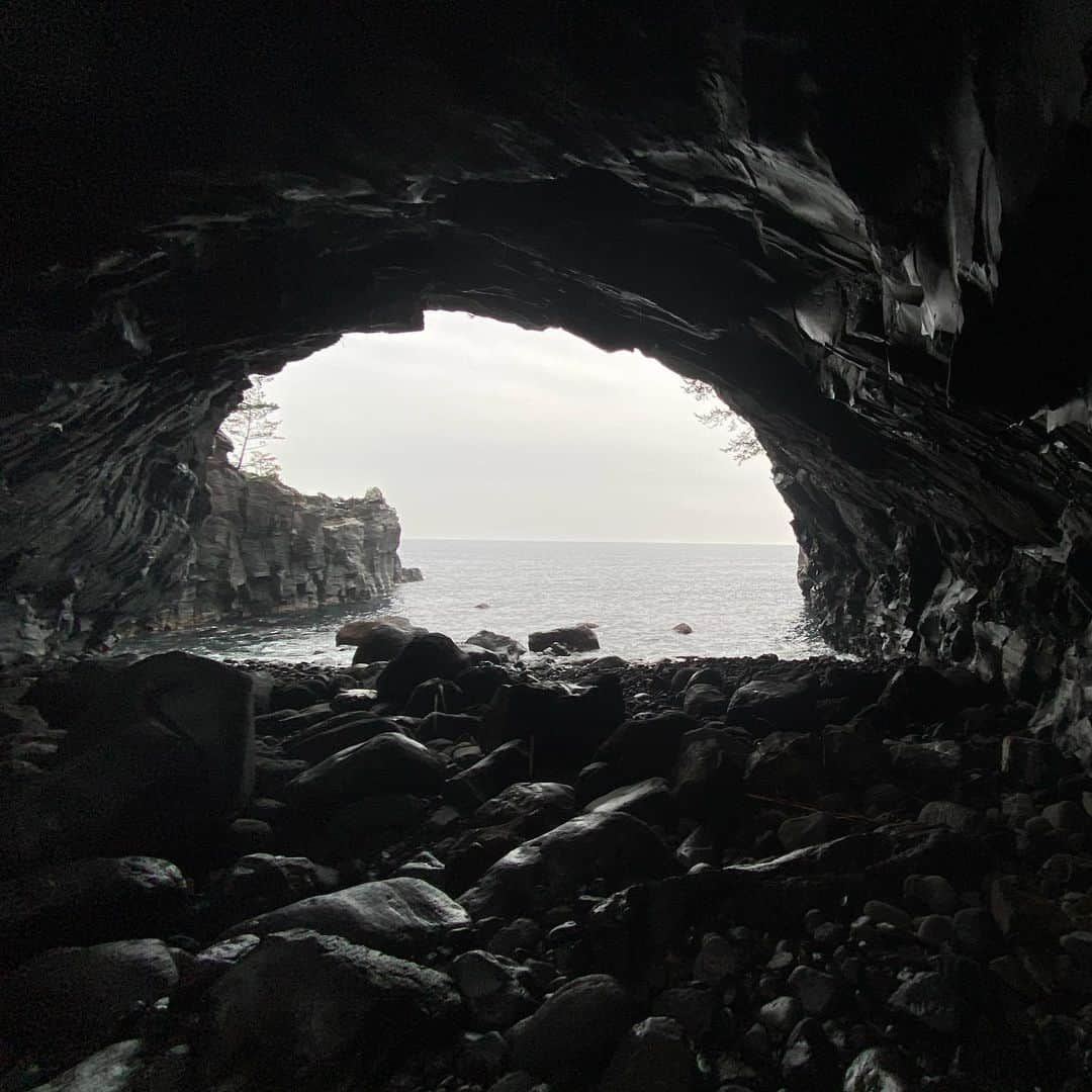 平山ユージさんのインスタグラム写真 - (平山ユージInstagram)「It was rain and climbed a bit in cave. Great to see my old good friend Tamotsu who climb with me Salathe,Golden Gate,Free Rider,El Nino...and more🙌🏻✨🙌🏻✨🙌🏻we talked a lot about old memories and climbing. We couldn’t climb much but it’s not too bad this kind of day:)) 雨が降っていてケーブでクライミング。古くからの友人でサラテ、ゴールデンゲート、フリーライダー、エルニーニョなど沢山のルートを一緒に登った保さんに会うことができた！！昔話しやクライミング話しで雨の中盛り上がり登りはイマイチ出来なかったけどこんな日も良いですねー @pictures_dept  @mika_totechinsky  @maechan82kgclimber @teru.teru.bo_zu  #tamotsusugino #jyogasaki  @thenorthfacejp  @beal.official  @blackdiamond  @climbskinspain  @climbparkbasecamp」1月23日 20時13分 - yuji_hirayama_stonerider